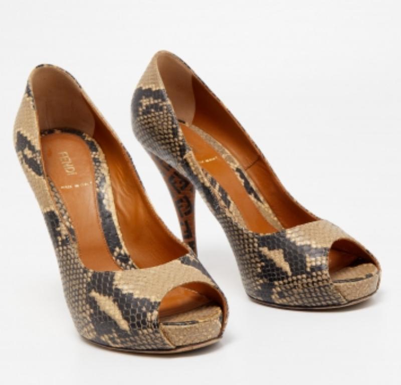 Fendi Brown Python Embossed Leather Peep Toe Pumps Size 39.5 en venta 2