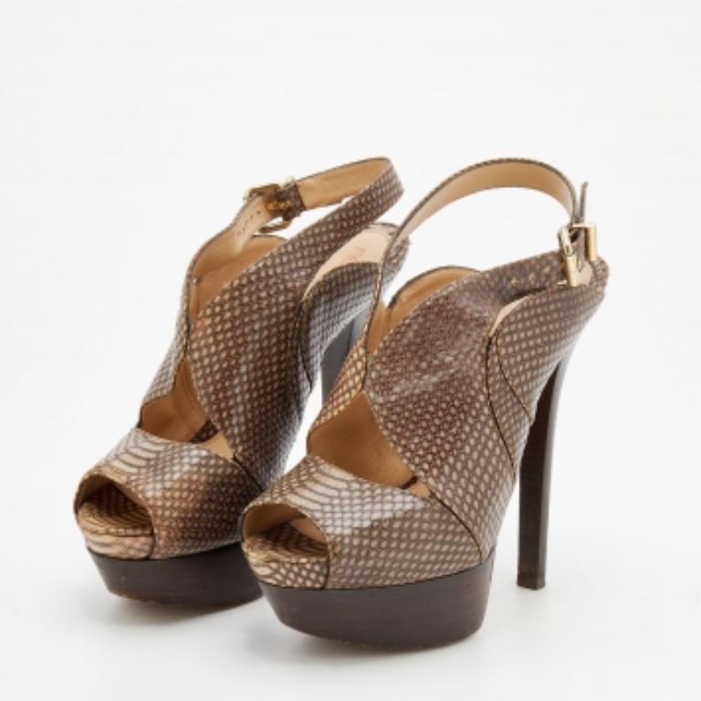 Estas sandalias Fendi, que combinan estilo y comodidad como ninguna otra, merecen la pena. Estas sandalias marrones están confeccionadas en piel con relieve de pitón para crear una silueta única. Llevan tiras abrochadas en el talón y vienen