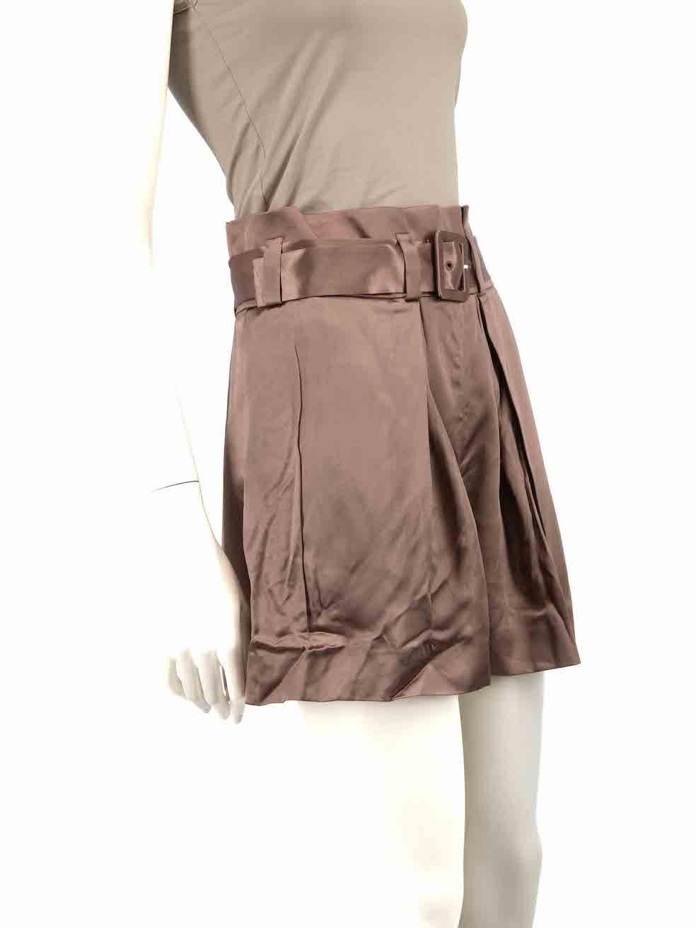 L'ÉTAT est très bon. Cet article de revente d'occasion de la marque Fendi ne présente pratiquement aucune trace d'usure visible sur le short.
 
 Détails
 Marron
 Viscose
 Short
 Ceinture
 Fermeture latérale à glissière et crochet
 2 poches