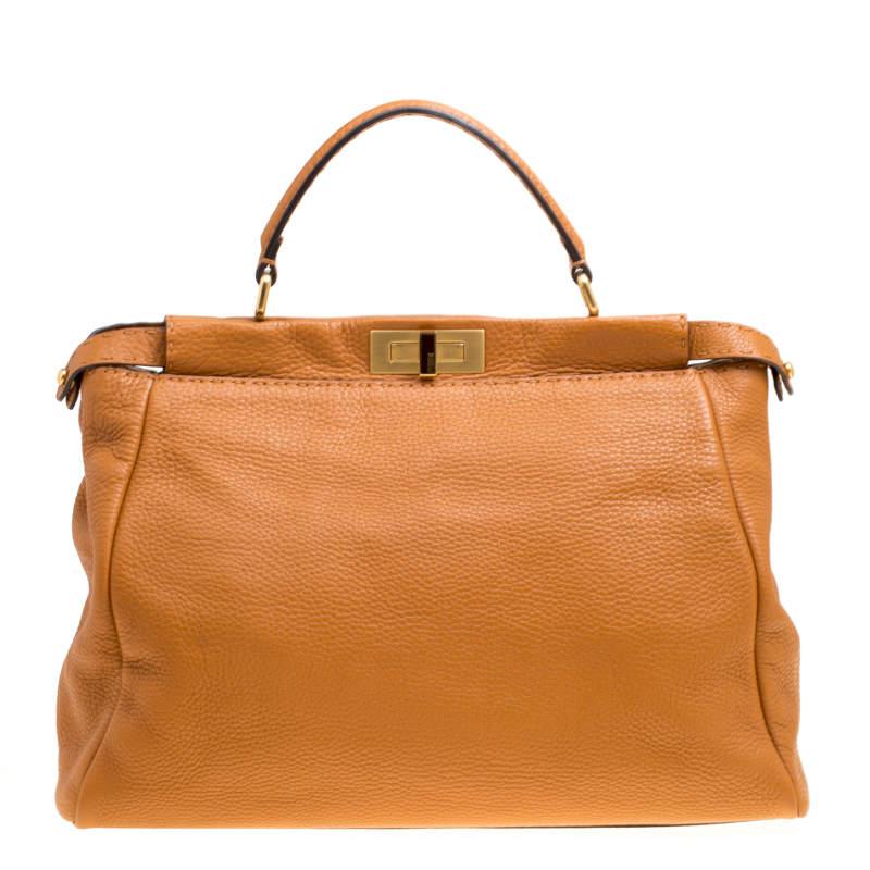 Die Peekaboo, eine der beliebtesten Taschen aus dem Hause Fendi, ist seit ihrer Entstehung ein ruhmreiches Mitglied im Club der It-Bags. Die Gründe dafür? Die Tasche ist sowohl trendy als auch elegant, sie ist geräumig und einfach zu benutzen. Diese