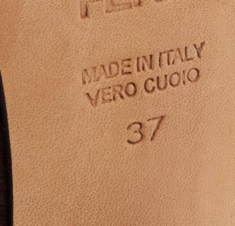 Passez à la vitesse supérieure avec cette paire d'escarpins marron Fendi. Confectionnées en daim et en poils de veau, elles présentent une silhouette épurée. Ces fabuleux escarpins sont dotés de solides plates-formes et de talons de 14 cm.