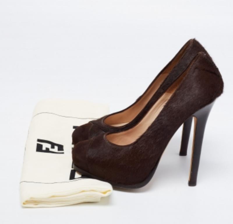 Fendi - Escarpins à plateforme en daim et poils de veau Brown - Taille 37 en vente 4