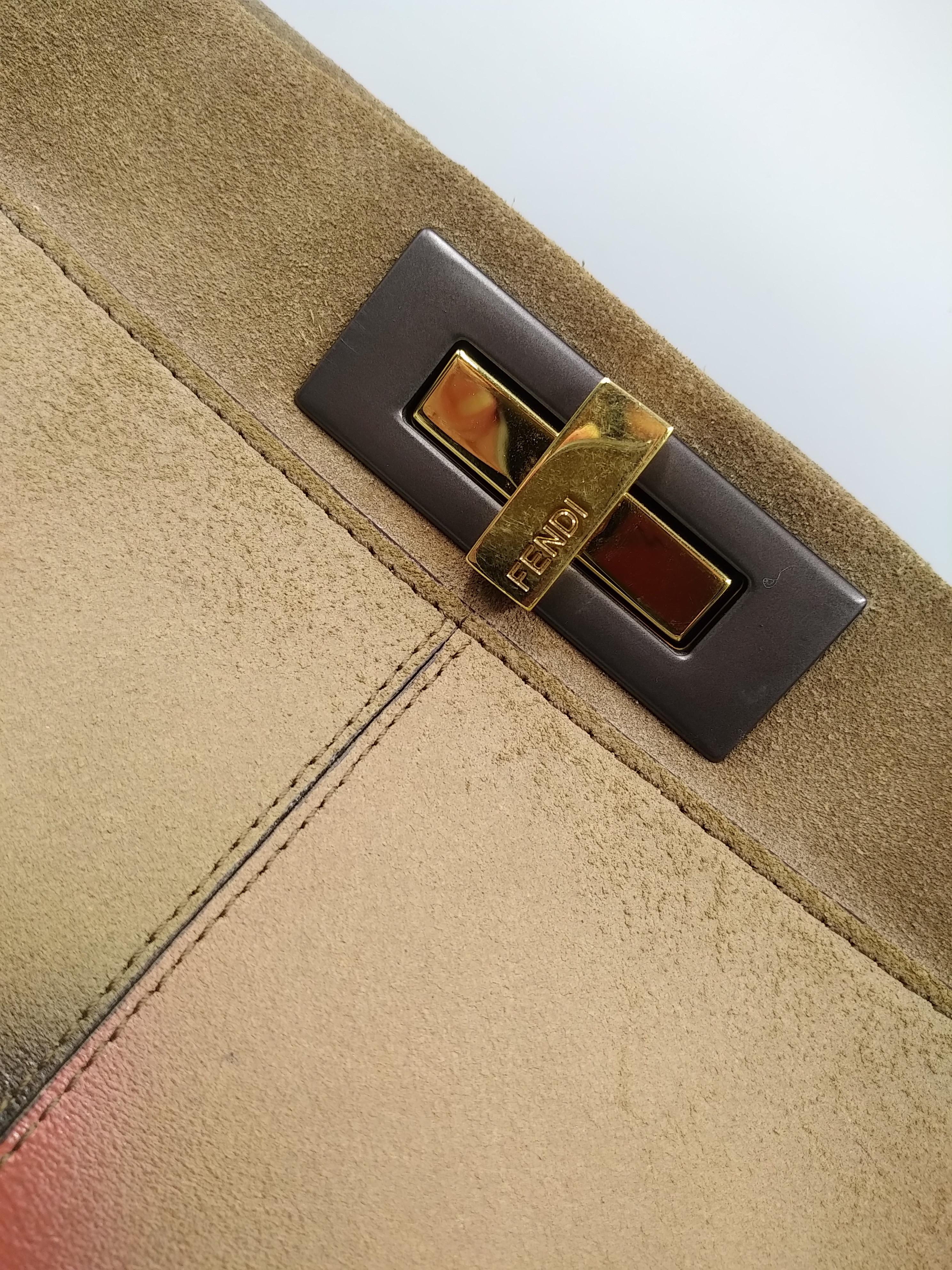 Fendi Braunes Wildleder und Lackleder Farbverlauf Rhombus Große Peekaboo Tasche, limitierte Auflage.
- 100% echt Fendi
- Braunes Wildleder mit Lackleder
- Einzelner flacher Ledergriff oben und abnehmbarer Schulterriemen
- Drehverschlüsse auf beiden