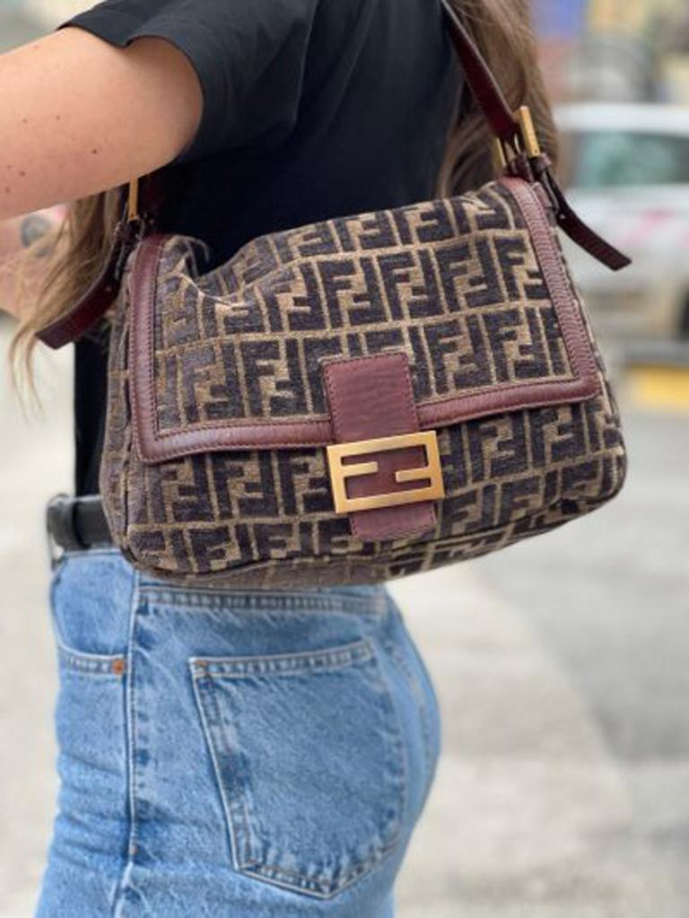 Fendi Mama model bag made of pumpkin patterned brown suede with golden hardware. Magnetic flap closure, very large inside and equipped with a pocket. Equipped with leather handle, to wear it comfortably on the shoulder. The bag is in good condition,