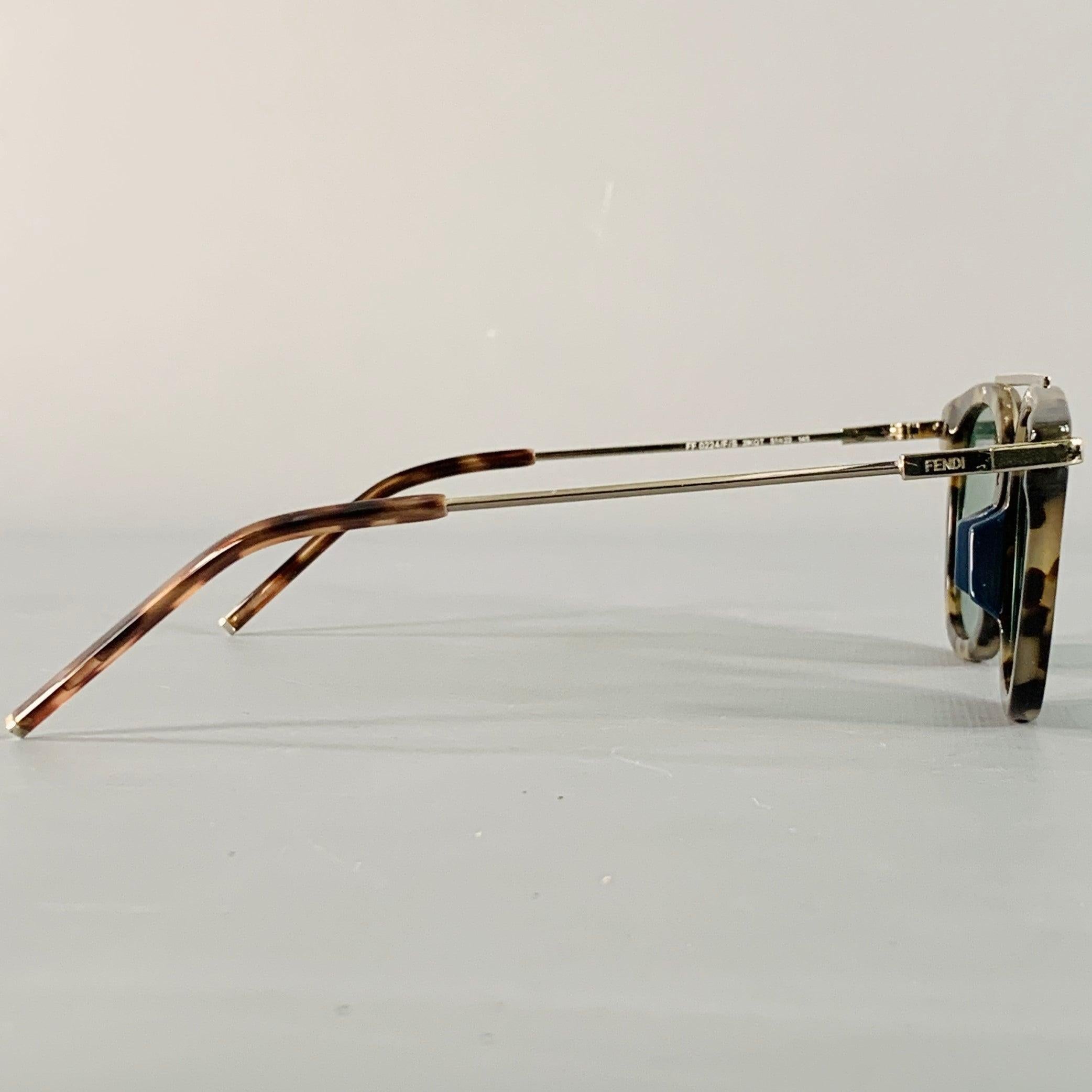 Occhiali da sole Fendi
in acetato tartarugato marrone, stile aviatore e lenti grigio blu. Made in Italy. Eccellente condizione di usato. 

Contrassegnato:   UEF14A9FUL 

Misure: 
  Larghezza della cornice: 14,5 cm.Altezza della cornice: 5 cm.
  
  
