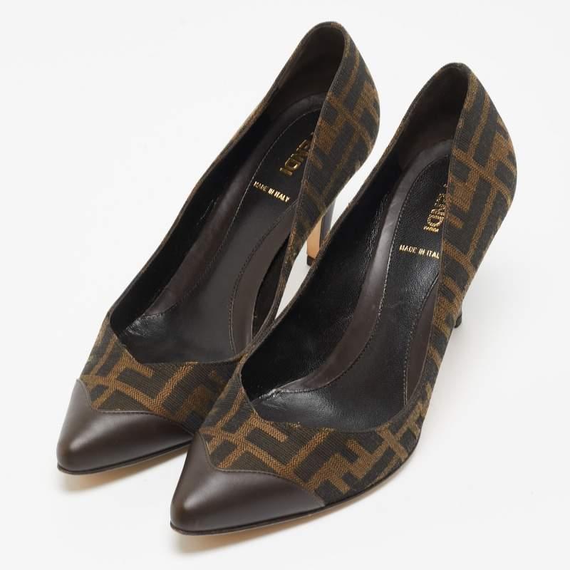 Exhibit an elegant style with this pair of pumps. These elegant shoes are crafted from quality materials. They are set on durable soles and sleek heels.

