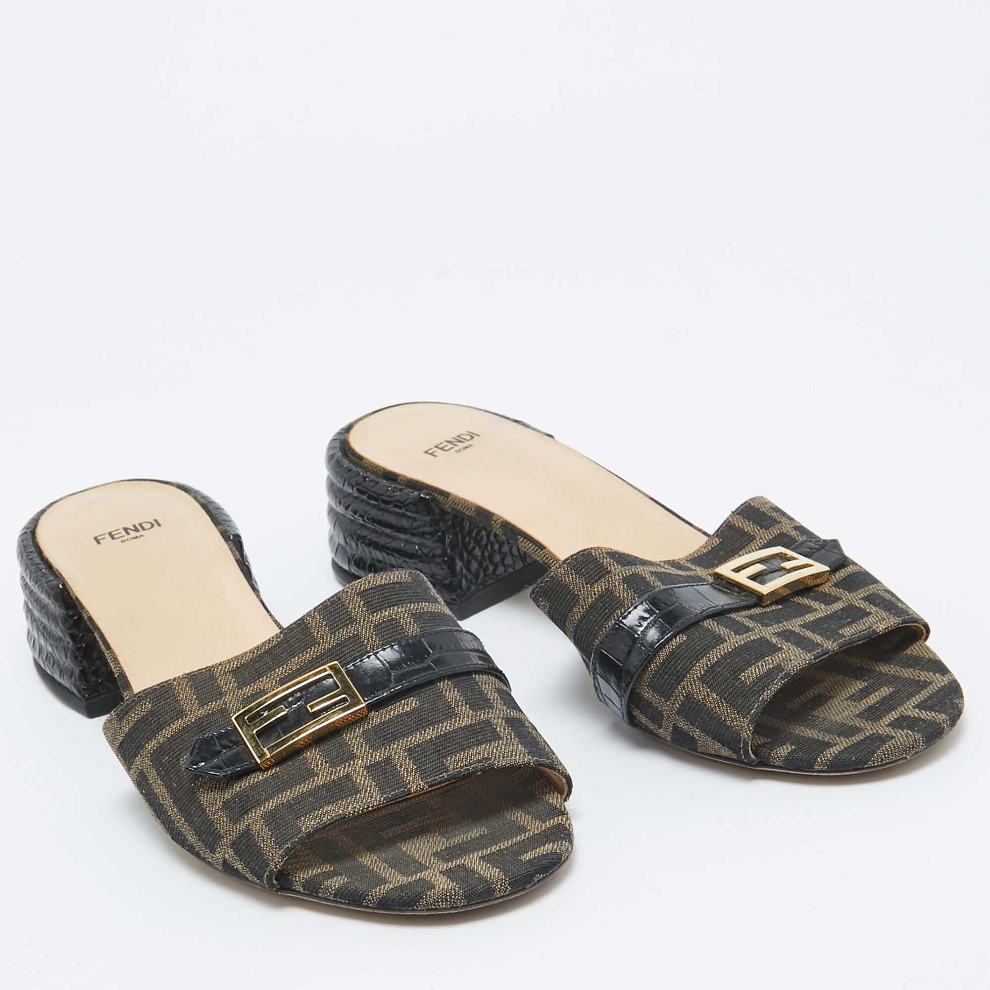 Fendi Brown Zucca Canvas Blockabsatz Slide Sandalen Größe 39.5 im Zustand „Gut“ im Angebot in Dubai, Al Qouz 2