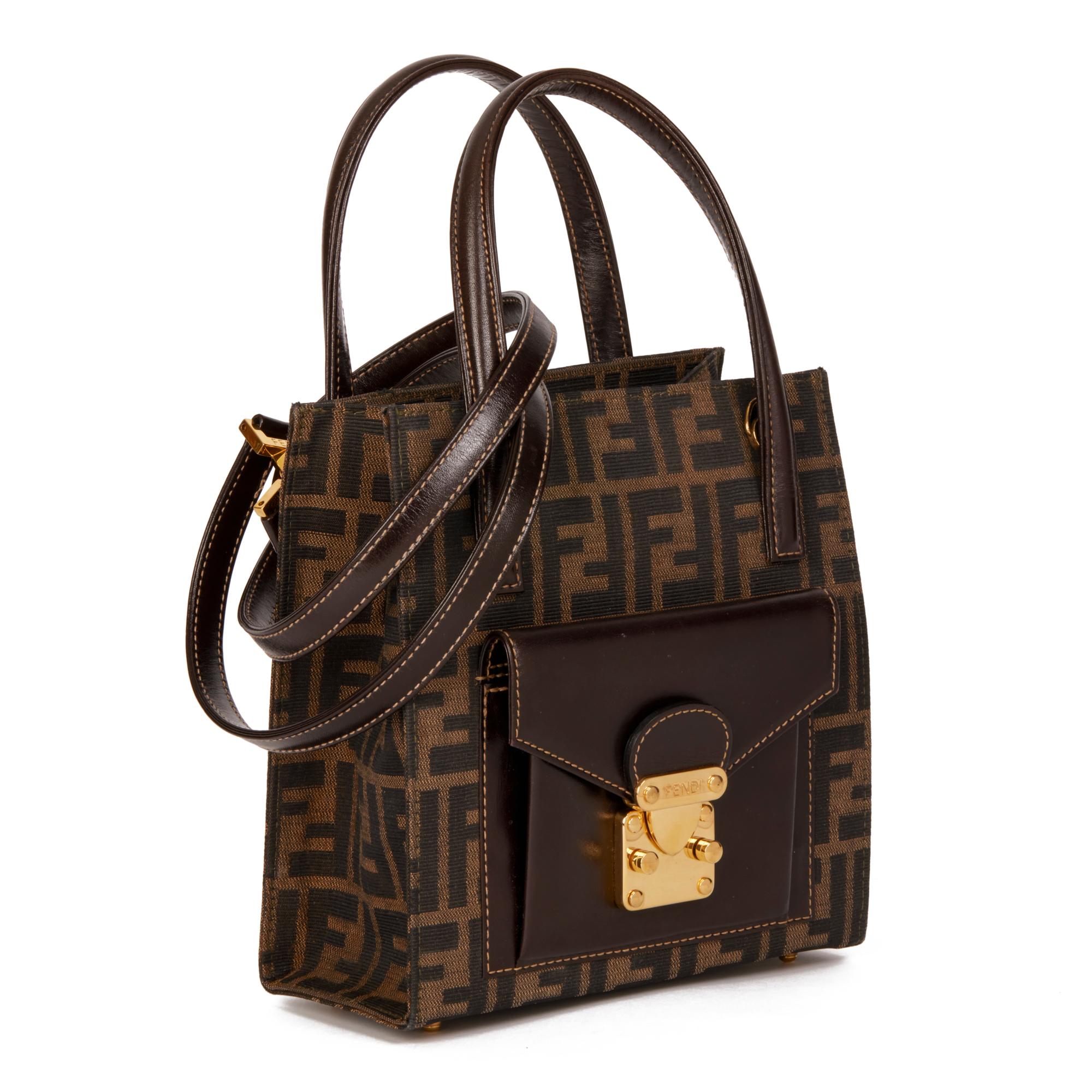 FENDI
Bolso Vintage Marrón de Lona Zucca y Piel de Becerro

Número de serie: 0914547982
Edad (Circa): 2000
Acompañada de: Bandolera Fendi
Detalles de autenticidad: Sello de fecha (Made in Italy)
Sexo: Señoras
Tipo: Hombro, Tote

Color: