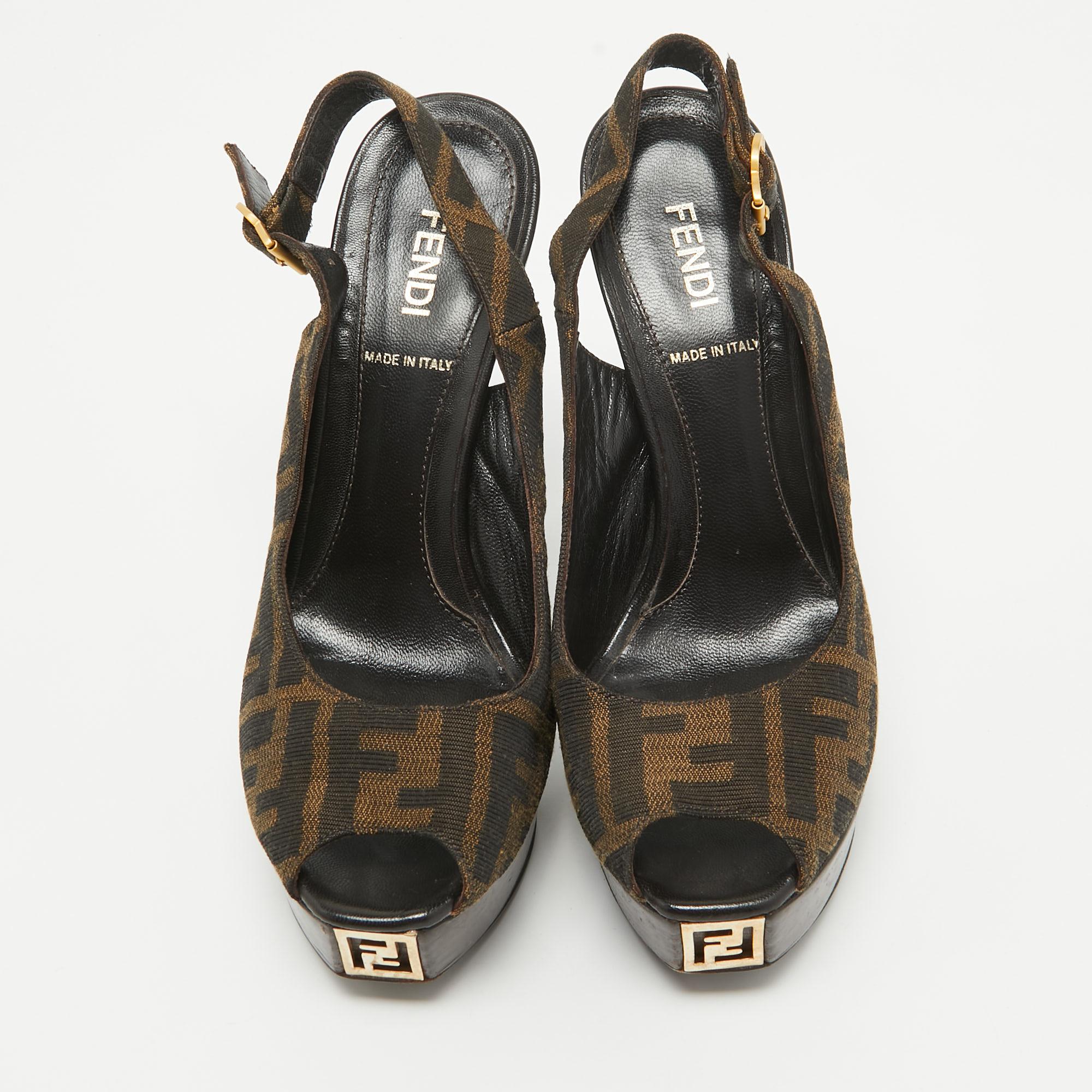 Zeigen Sie einen eleganten Stil mit diesem Paar Pumps. Diese Christian Louboutin Schuhe für Damen sind aus hochwertigen MATERIALEN gefertigt. Sie sind auf robusten Sohlen und schlanken Absätzen aufgebaut.

Enthält: Original-Staubbeutel

