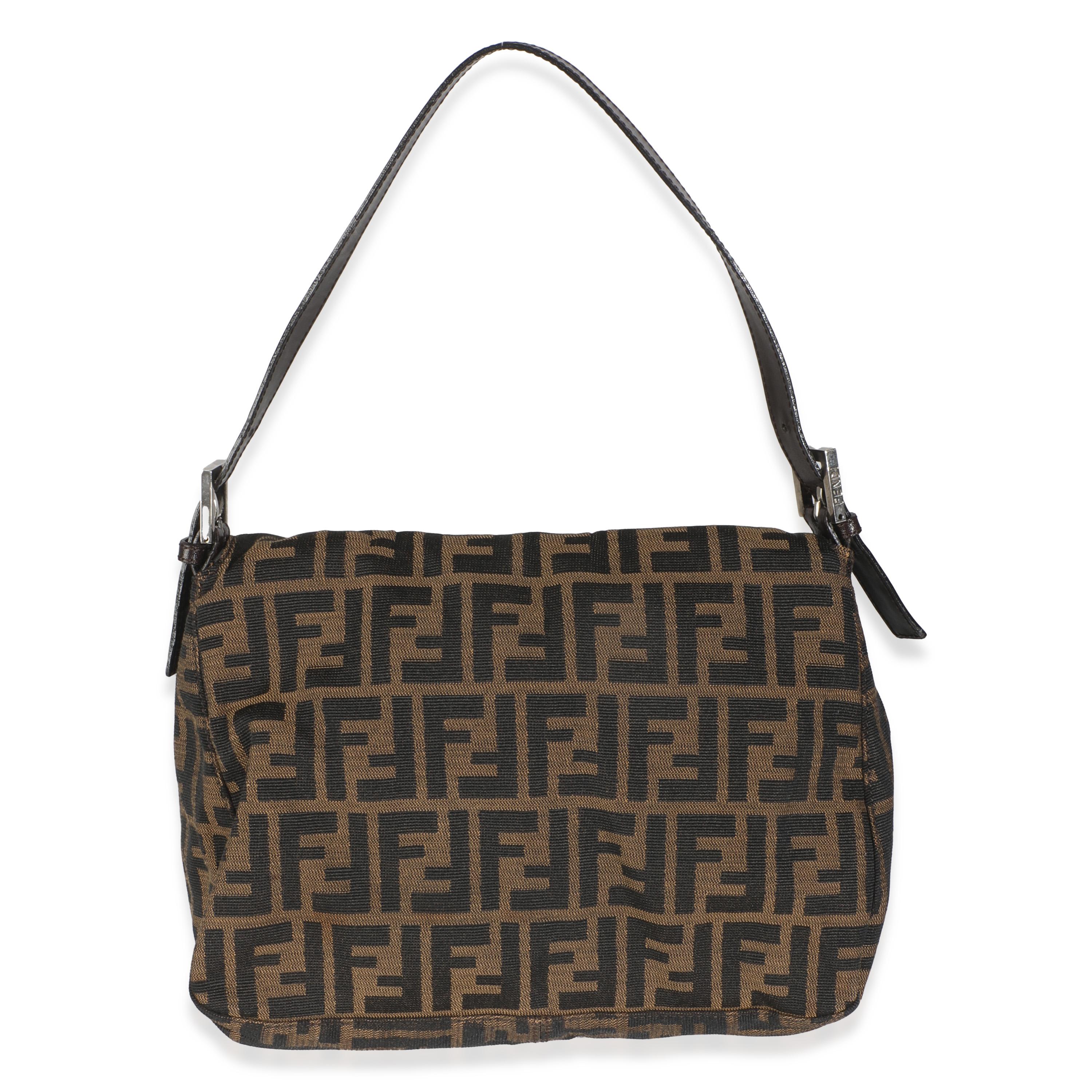 Titolo dell'elenco: Fendi Borsa Mama Baguette in Tela Zucca Marrone
SKU: 145951
Condizioni: Usato 
Descrizione delle condizioni: Un classico di Fendi. La borsa Baguette è sinonimo dei primi anni 2000 e si è fatta conoscere in un primo episodio di