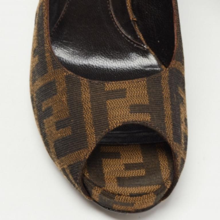 De las mujeres Fendi Marrón Zucca Canvas Peep Toe Pumps Talla 39 en venta