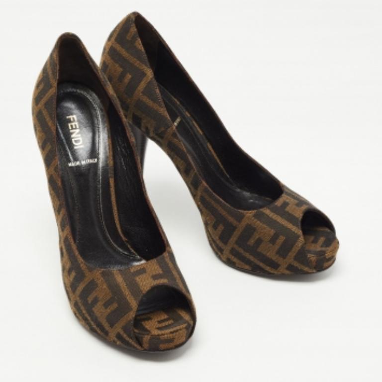 Fendi Marrón Zucca Canvas Peep Toe Pumps Talla 39 en venta 1