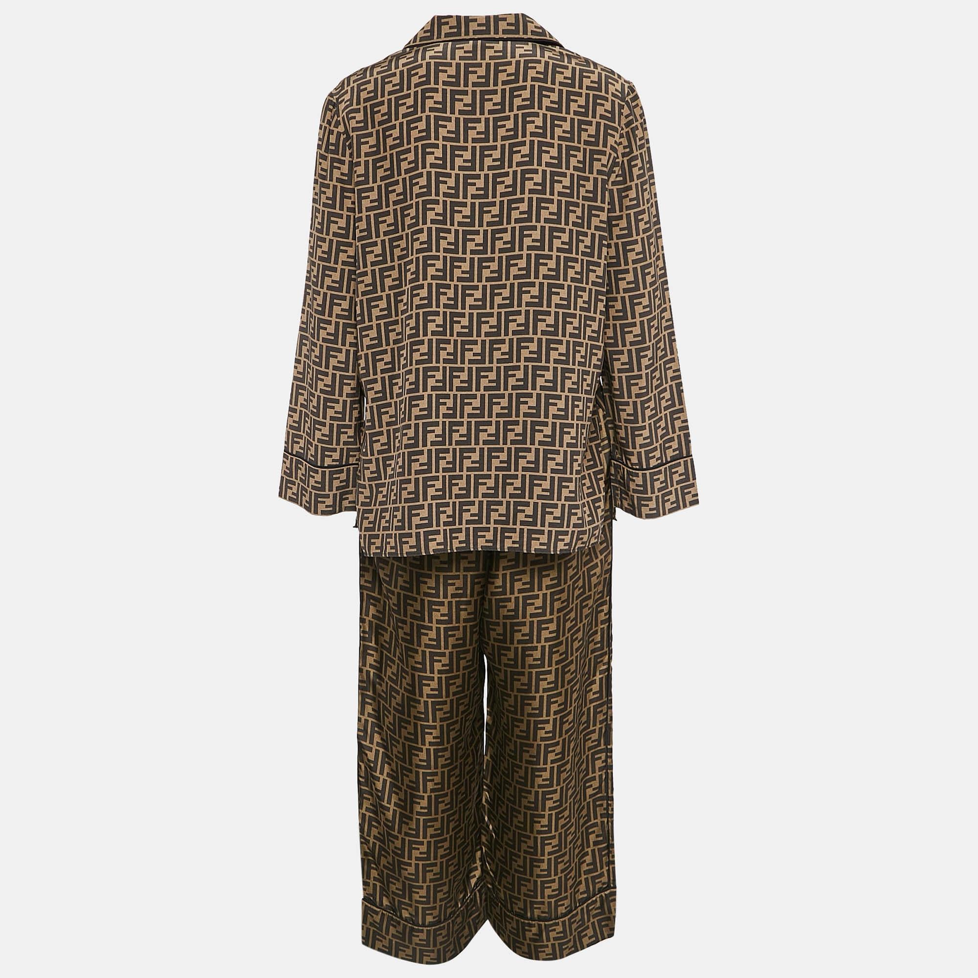 Une version luxueuse des vêtements d'intérieur de Fendi. Fabriqué en soie  Cet ensemble de pyjama présente l'imprimé Zucca caractéristique de Fendi dans de riches tons bruns.  lui donnant un caractère unique.  look audacieux. Cette chemise à la