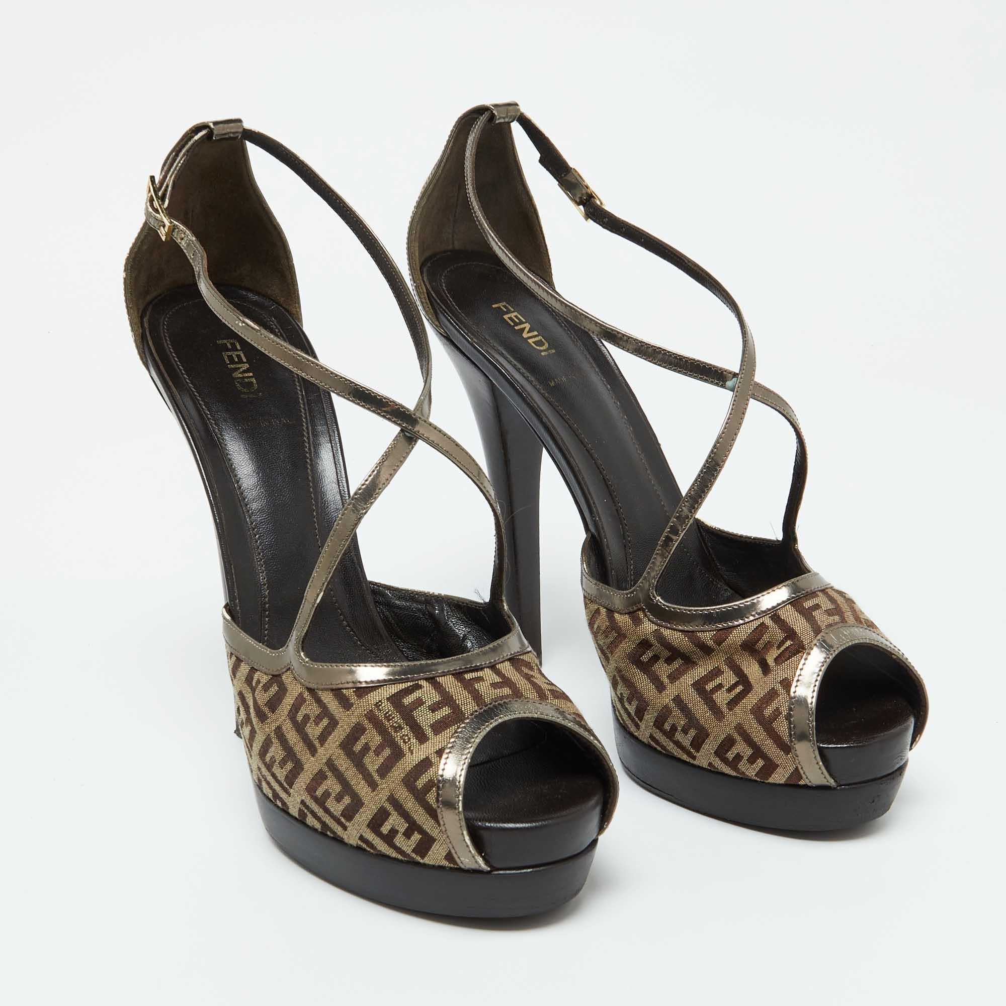 Fendi Brown Zucchino Canvas and Patent Leather Platform Sandals Size 41 In Good Condition For Sale In Dubai, Al Qouz 2