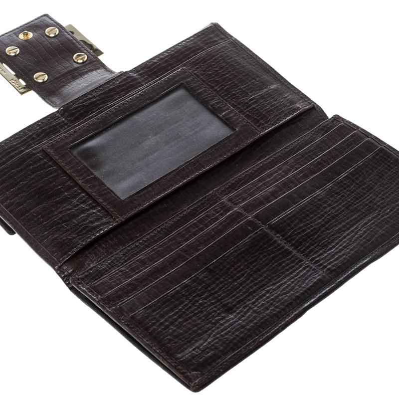 This Continental wallet from the house of Fendi is crafted from Zucchino canvas and is equipped with a Forever lock flap that reveals multiple slots and compartments to neatly carry your cash and cards. This creation has a buttoned pocket at the