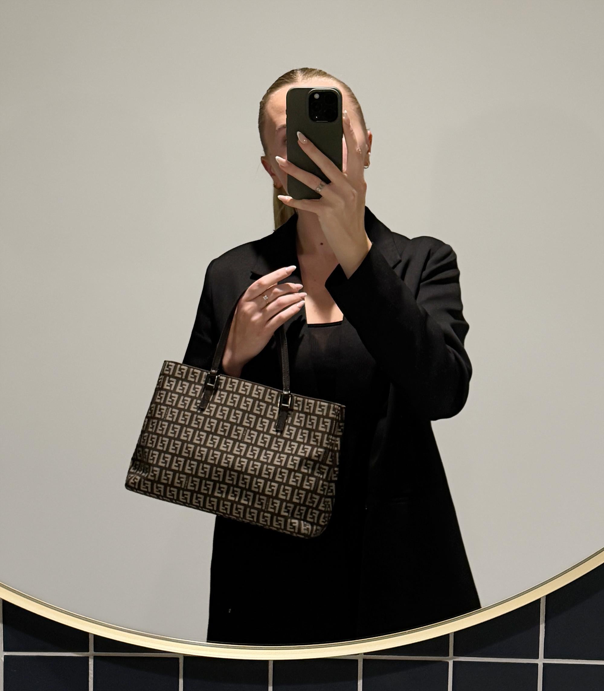Fendi Petit sac à main vintage en toile et cuir de veau marron avec monogramme

Détails du produit
Xupes Ref : HB5865
Marque : Fendi
Modèle : Petit fourre-tout
Type : Fourre-tout
Numéro de série : 2241-8BH072JQ4-039
Couleur : brun
Quincaillerie :