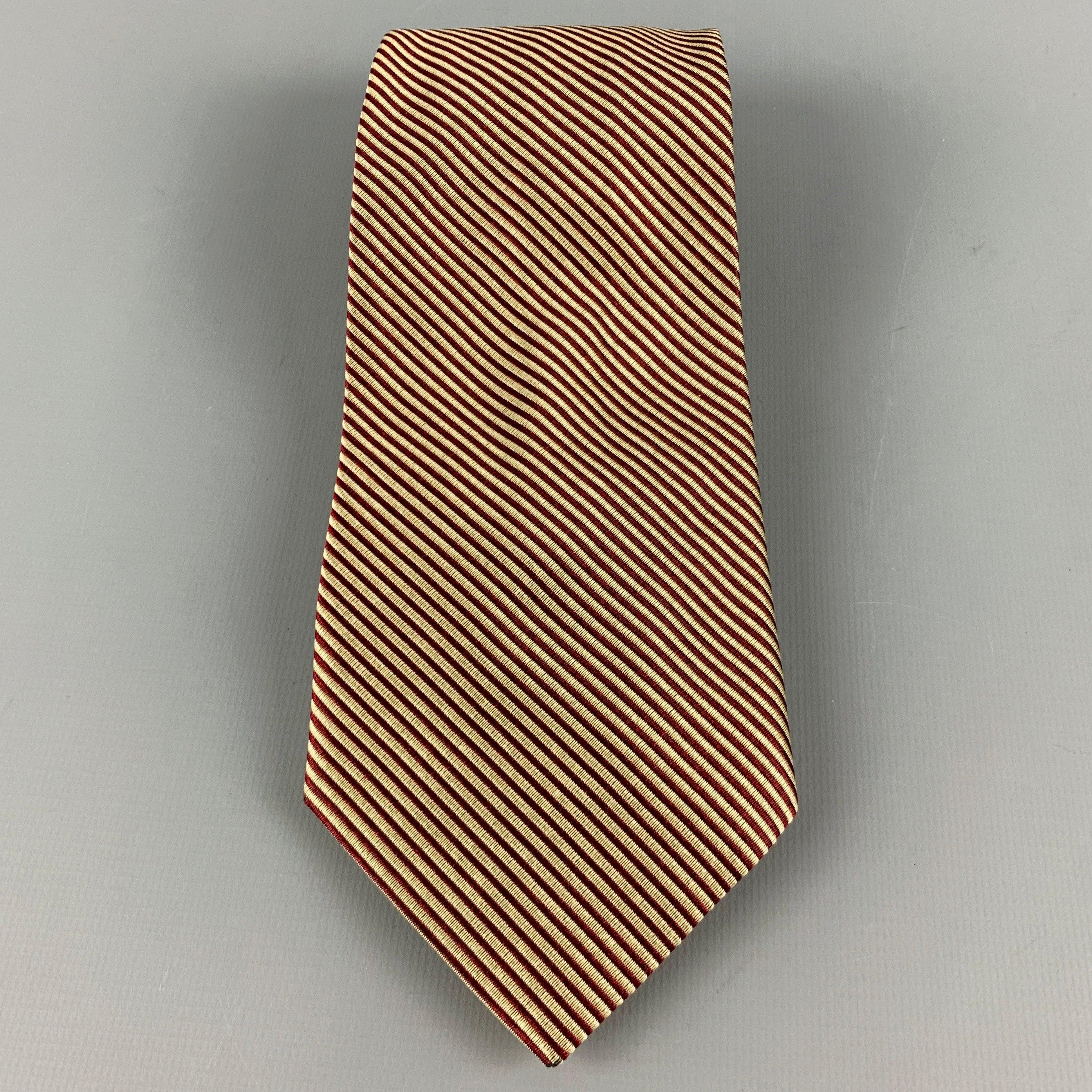 FENDI
Krawatte aus burgunderfarbenem und goldenem Seidenjacquard mit diagonalem Streifenmuster. Handgefertigt in Italien, ausgezeichneter gebrauchter Zustand. 

Abmessungen: 
  Breite: 3,5 Zoll Länge: 56 Zoll 
  
  
 
Referenz-Nr.: 128759
Kategorie: