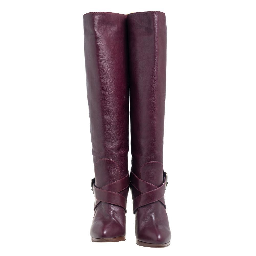 A Fendi creation would never fail to astonish you and these knee-length boots are an example of that. Crafted from leather, these knee-length boots are fashioned in a burgundy shade and a B buckle strap. Fine stiletto. Pair with your favorite short