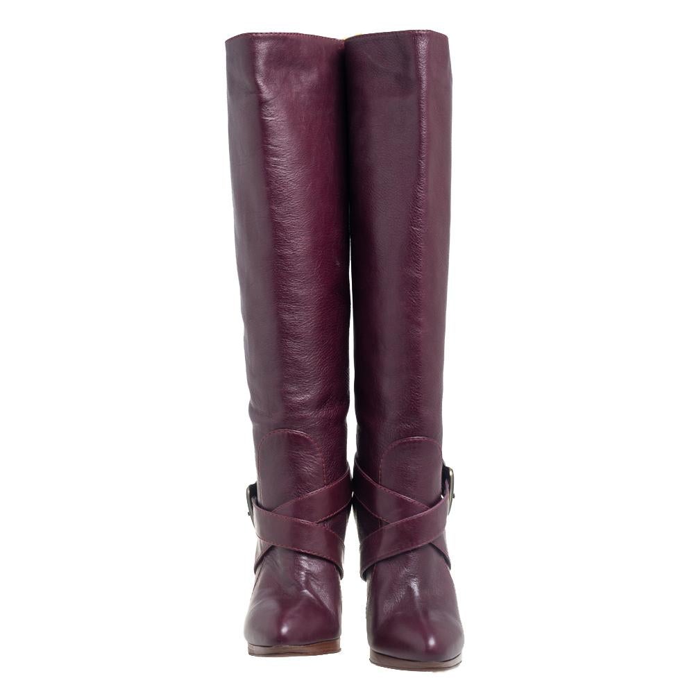 Una creazione Fendi non mancherà mai di stupirti e questi stivali al ginocchio ne sono un esempio. Realizzati in pelle, questi stivali al ginocchio sono caratterizzati da una tonalità bordeaux e da un cinturino con fibbia. Uno stiletto sottile.