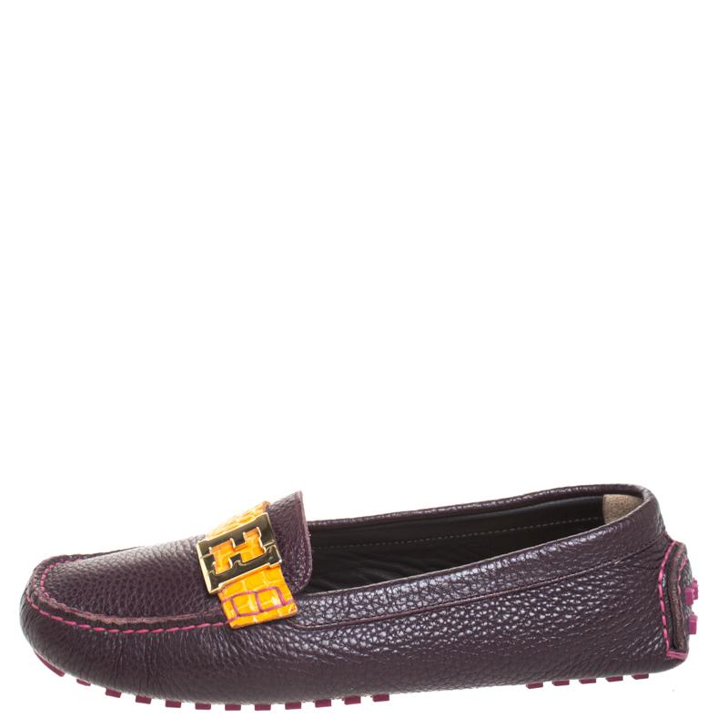 Fendi understands your need for comfort and style in these flats. Crafted in Italy, these loafers are made of burgundy leather. They flaunt a contrast strap on the uppers that carry the iconic FF logo in gold-tone. They are finished with leather