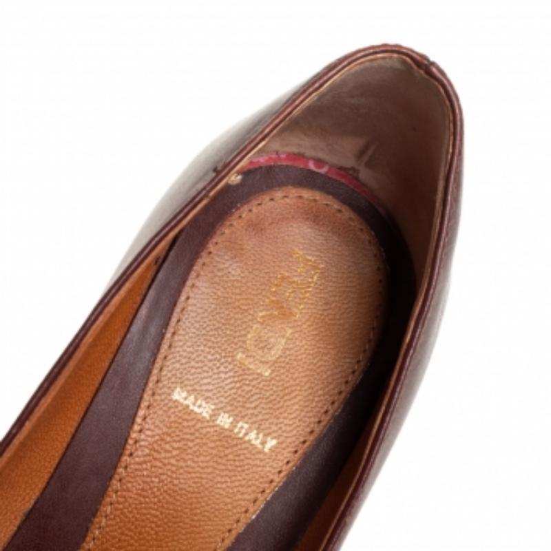 These Fendi pumps are your top choice if you’re looking to add some touch of classic style to your outfit. The pair has been made in Italy from burgundy leather and set on signature pequin striped heels.
