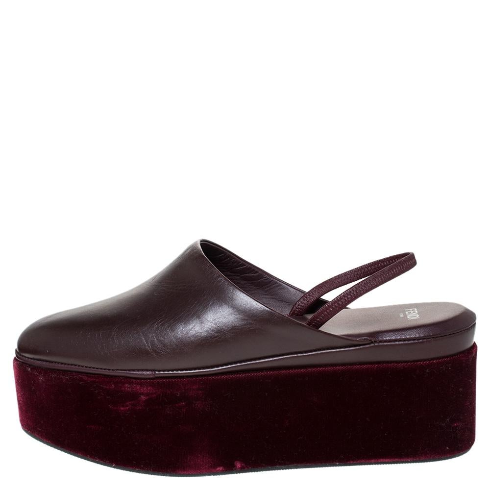 Diese Sandalen von Fendi sind perfekt, um mit jedem Outfit Ihrer Wahl gepaart zu werden. Sie sind aus burgunderfarbenem Leder gefertigt, haben eine runde Spitze und eine Pantoletten-Silhouette. Sie haben 7,5 cm hohe Keilabsätze, Plateaus und