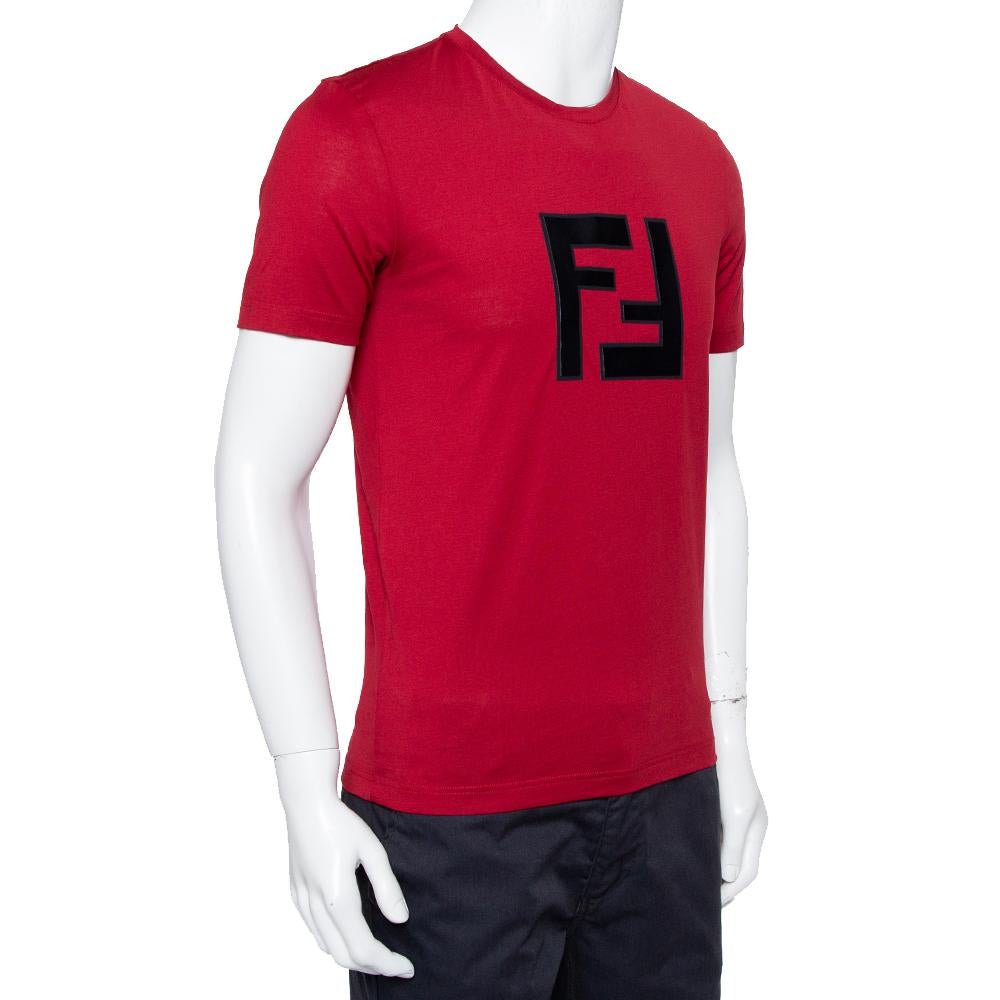 A seamless blend of comfort, luxury, and style, this Fendi t-shirt is a must-have piece! Made from cotton in a burgundy shade, the creation is elevated by the label's logo on the front. Finished off with short sleeves and a crewneck, it can be