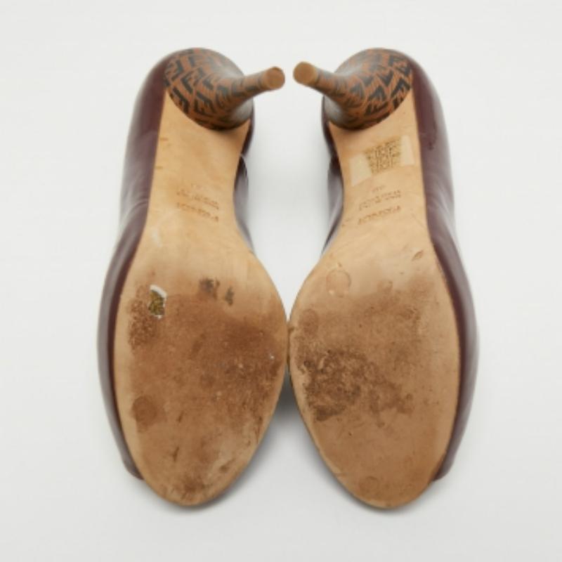 Fendi Borgoña Charol Zucca Imprimir Talón Peep Toe Bombas Tamaño 38 en venta 5