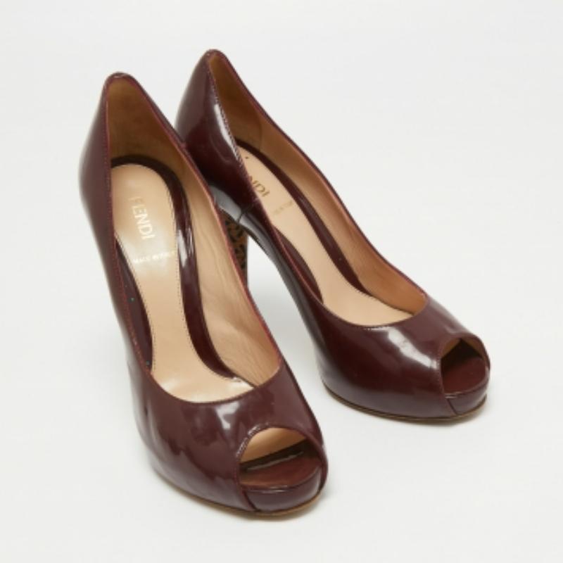 Fendi Borgoña Charol Zucca Imprimir Talón Peep Toe Bombas Tamaño 38 Negro en venta