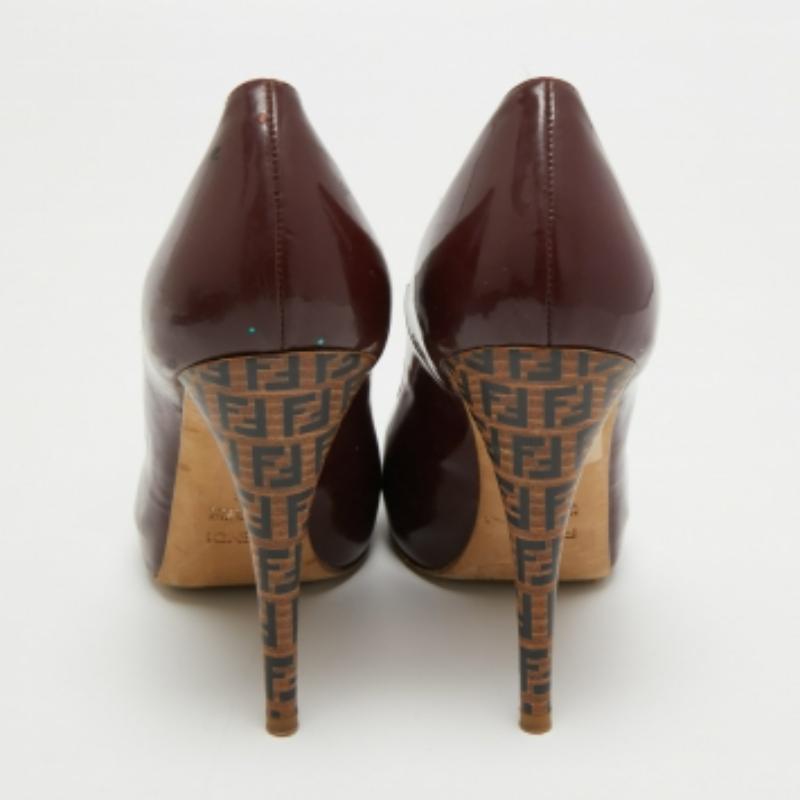 De las mujeres Fendi Borgoña Charol Zucca Imprimir Talón Peep Toe Bombas Tamaño 38 en venta
