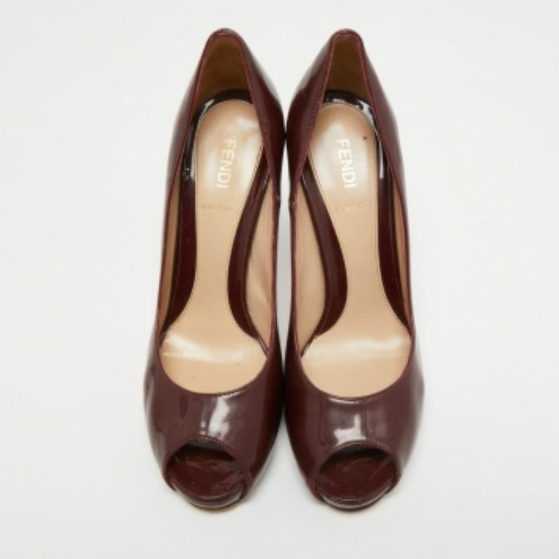 Fendi Borgoña Charol Zucca Imprimir Talón Peep Toe Bombas Tamaño 38 en venta 1