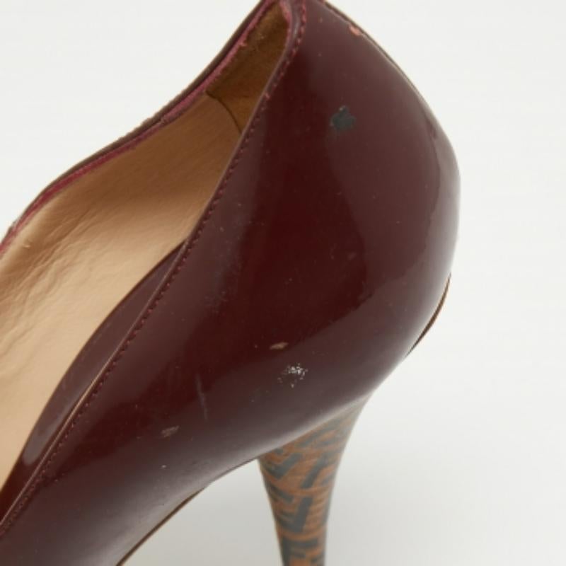 Fendi Borgoña Charol Zucca Imprimir Talón Peep Toe Bombas Tamaño 38 en venta 2