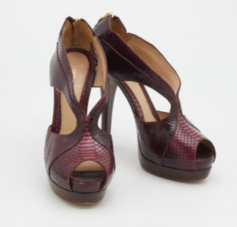 Fendi Burgundy Python Embossed Leather Strappy Peep Toe Platform Sandals Size 40 In Good Condition For Sale In Dubai, Al Qouz 2
