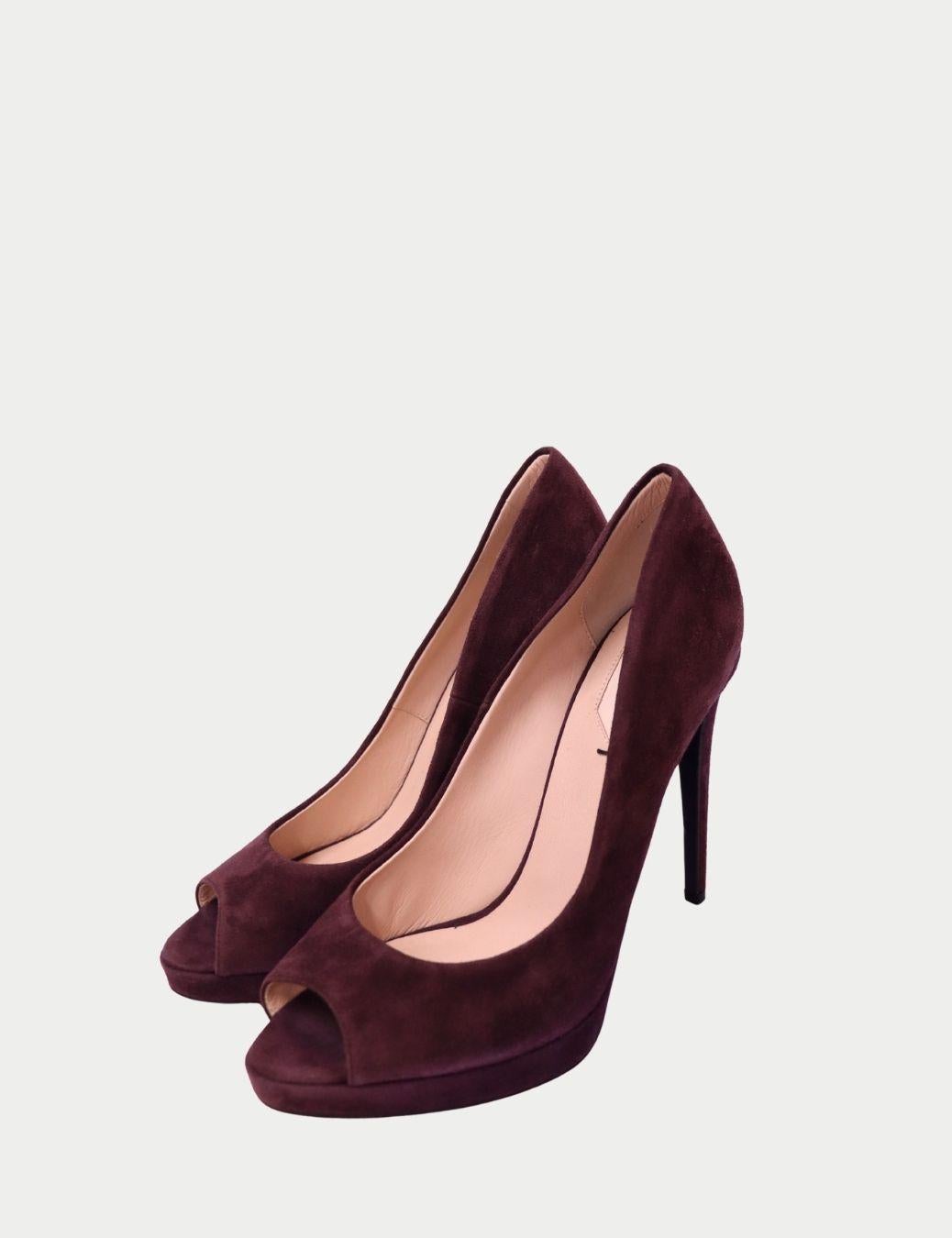 Fendi Burgunder Wildleder Peep-Toe Plateau Pumps

Mit diesen burgunderroten Fendi Peep-Toe-Pumps aus Veloursleder, die mit italienischer Präzision und einer verführerischen Plateausilhouette gefertigt wurden, wird jeder Schritt zum Statement. Der