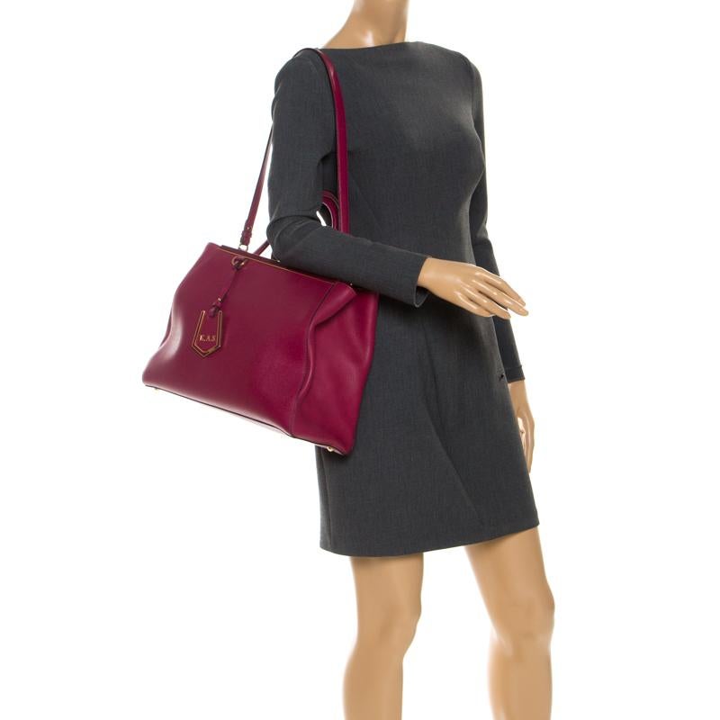 One of the most iconic designs from Fendi, 2jours Elite continues to receive the love of women around the world. Crafted from burgundy leather, the bag features double rolled handles and a shoulder strap. It is also equipped with a fabric interior