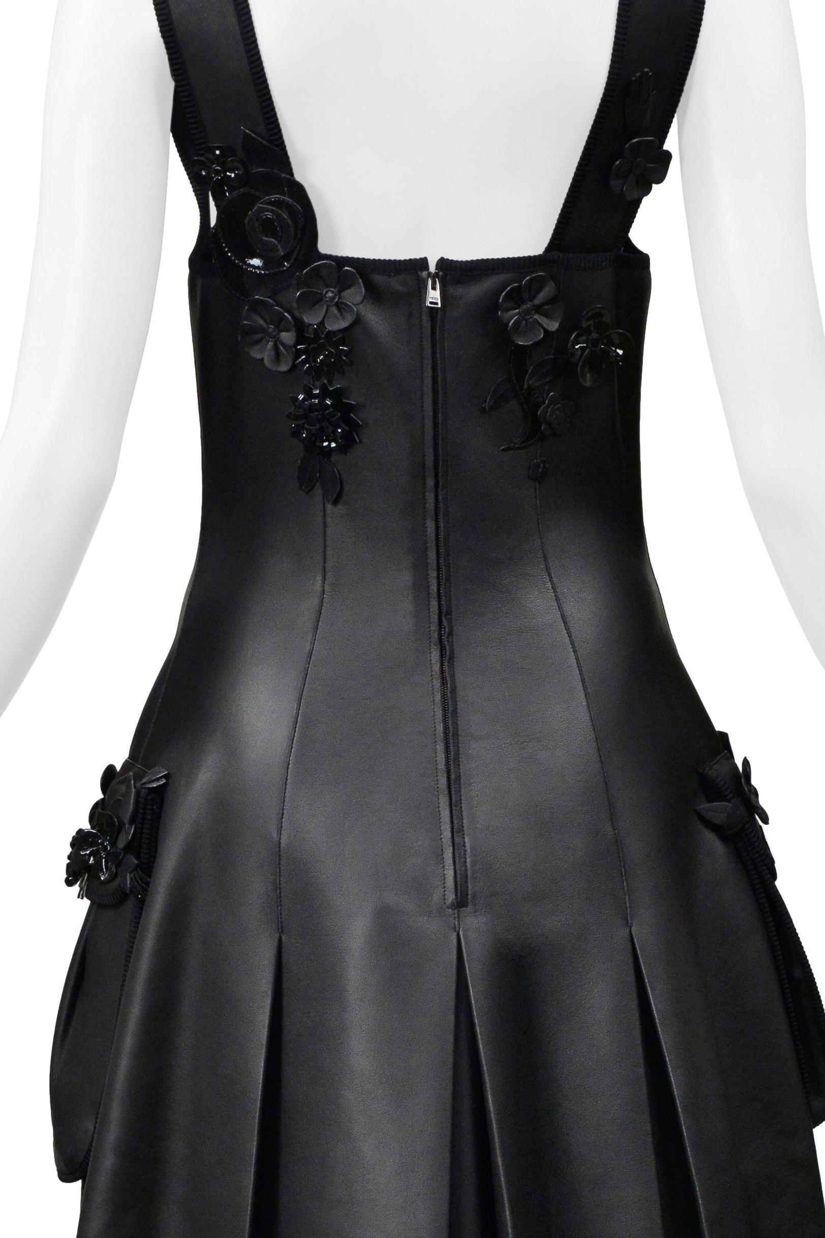 Fendi By Karl Lagerfeld Vestido De Cuero Negro Con Aplique Floral 2017 en venta 10