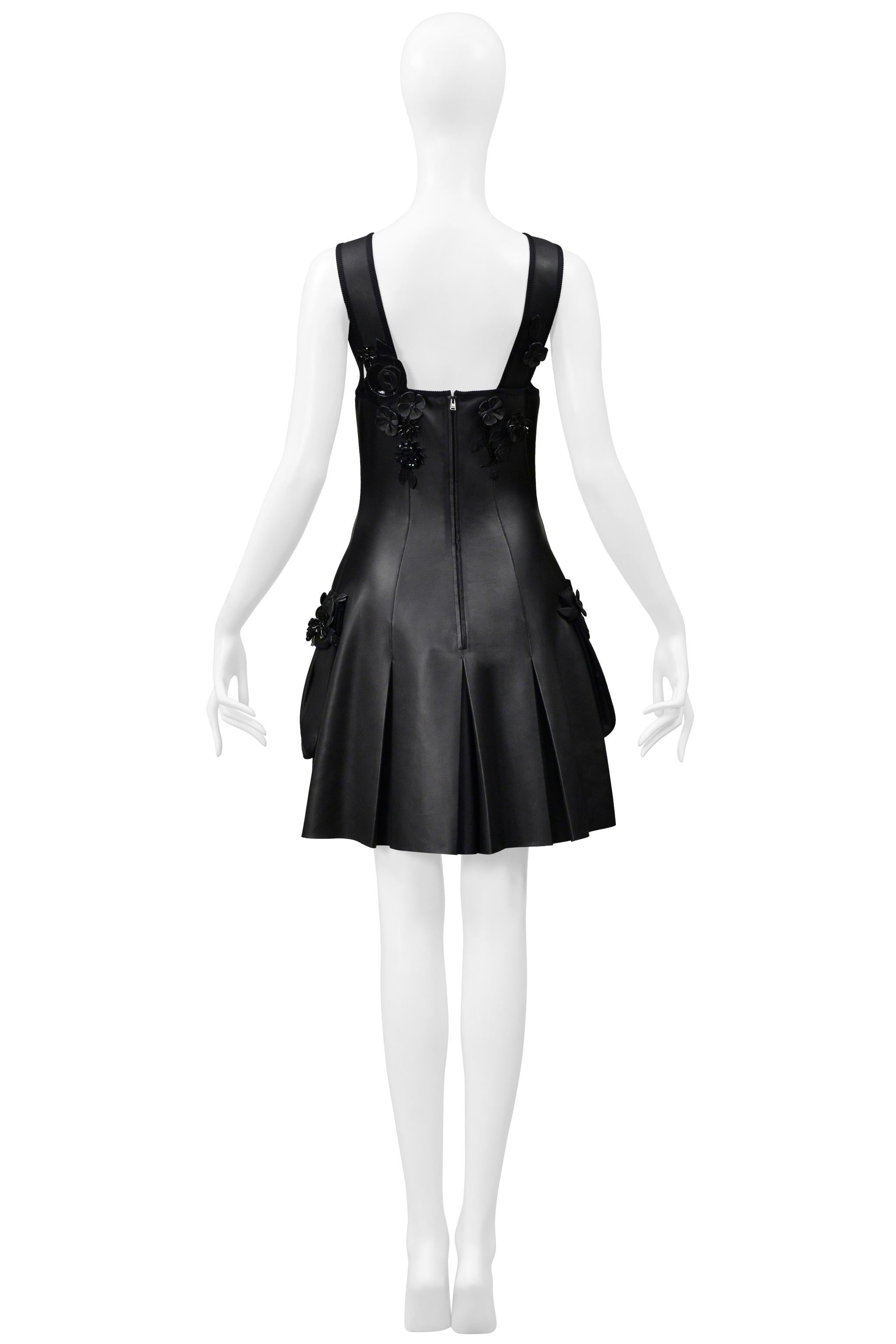 Fendi By Karl Lagerfeld Vestido De Cuero Negro Con Aplique Floral 2017 en venta 11