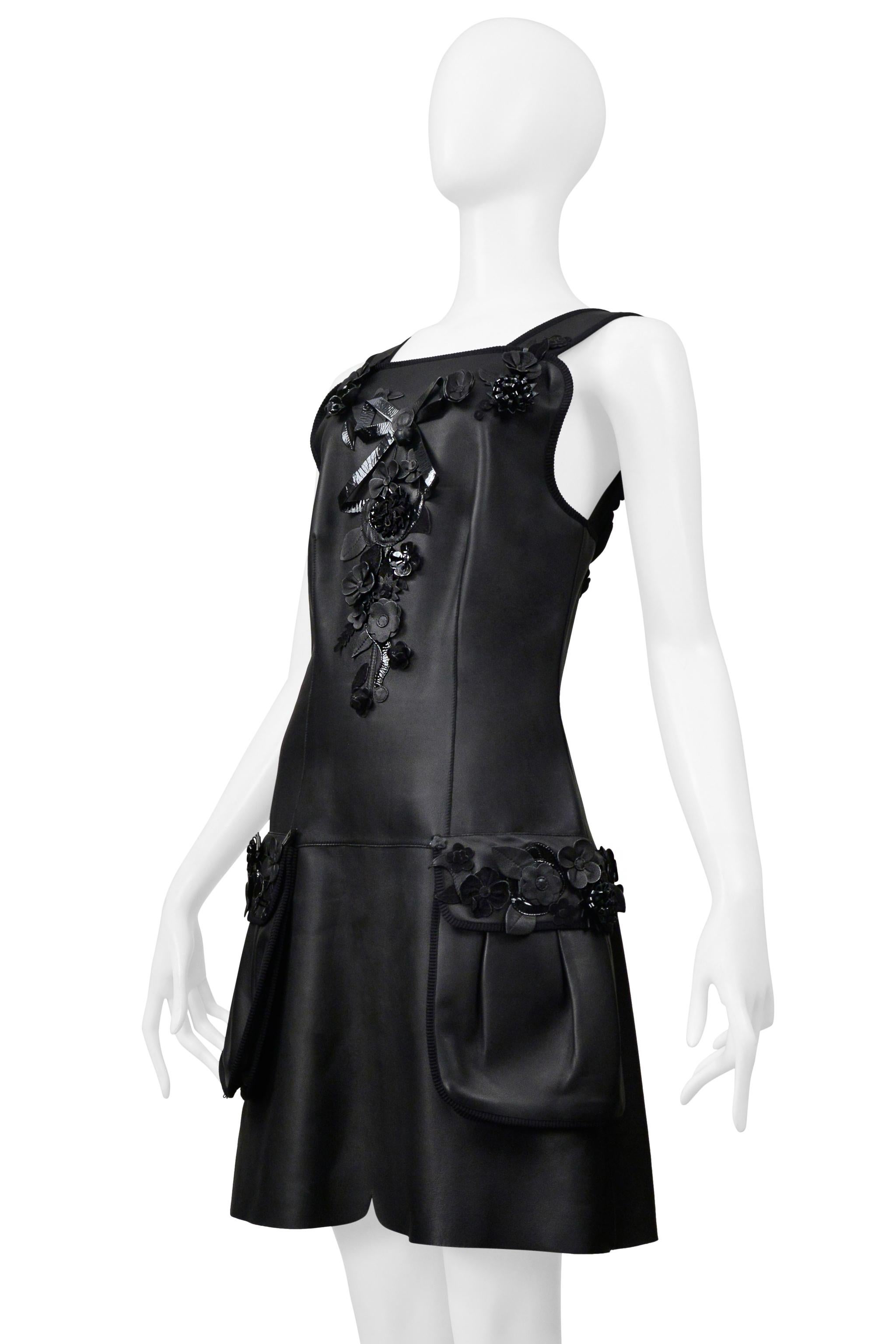Fendi By Karl Lagerfeld Vestido De Cuero Negro Con Aplique Floral 2017 en venta 2