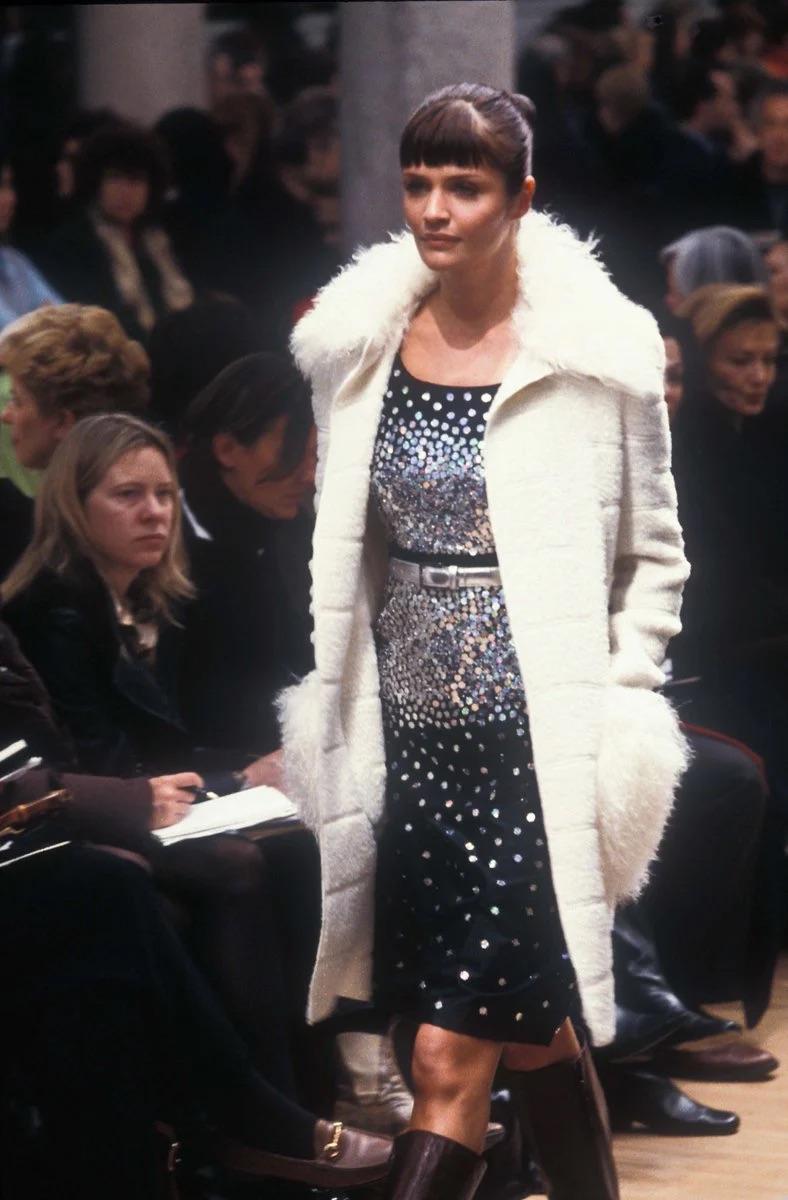 Fendi by Karl Lagerfeld schwarzes, stark verziertes Kleid, Herbst Winter 1996
Erschien auf dem Laufsteg in zahlreichen Looks neben verschiedenen Schwester-Looks und passendem Schuhwerk
Schwarzes, fast wasserdichtes Nylongewebe, das durch ein