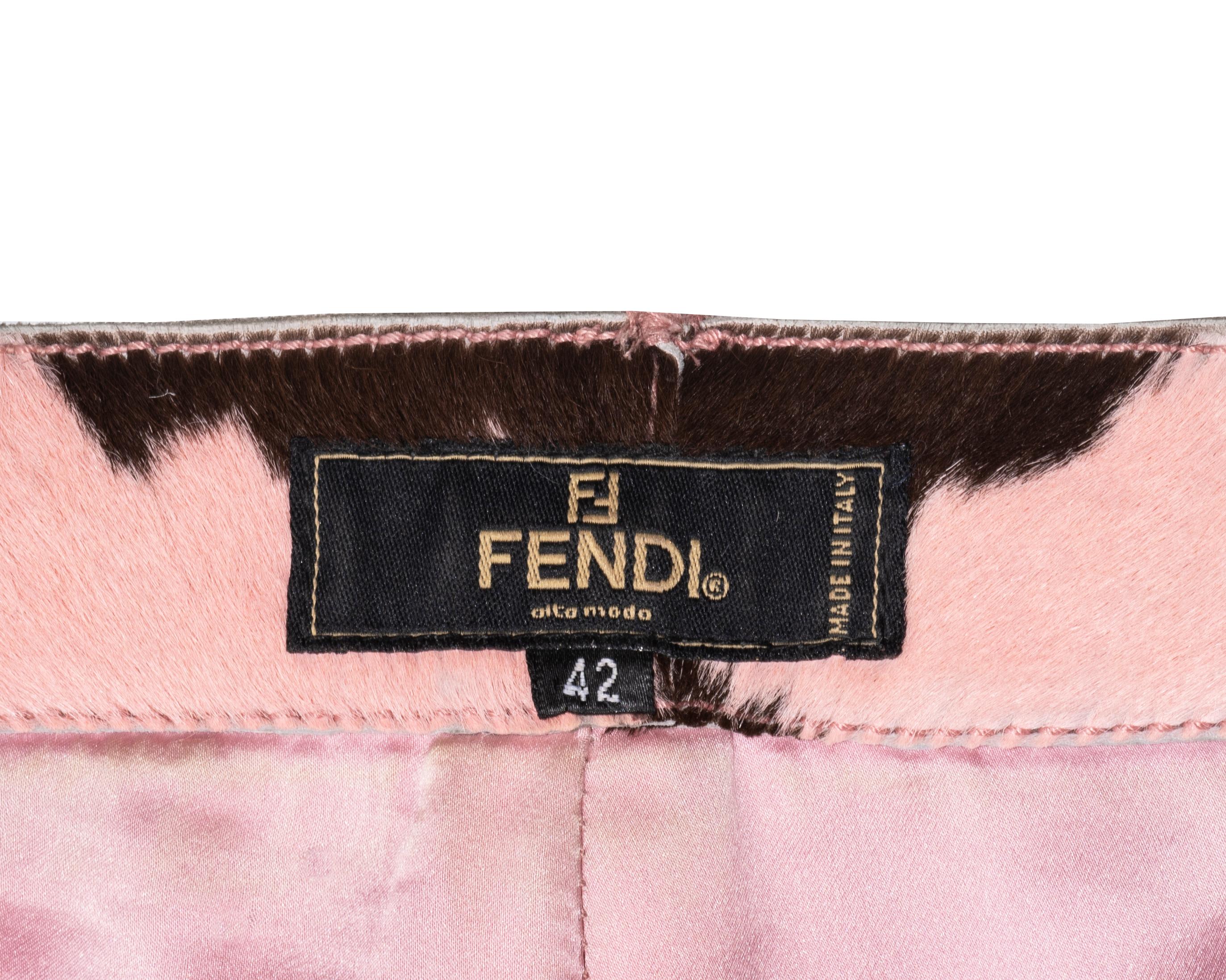 Fendi by Karl Lagerfeld for Fendi, set di pantaloni e baguette in pelle di mucca rosa e marrone, primavera 1999 7