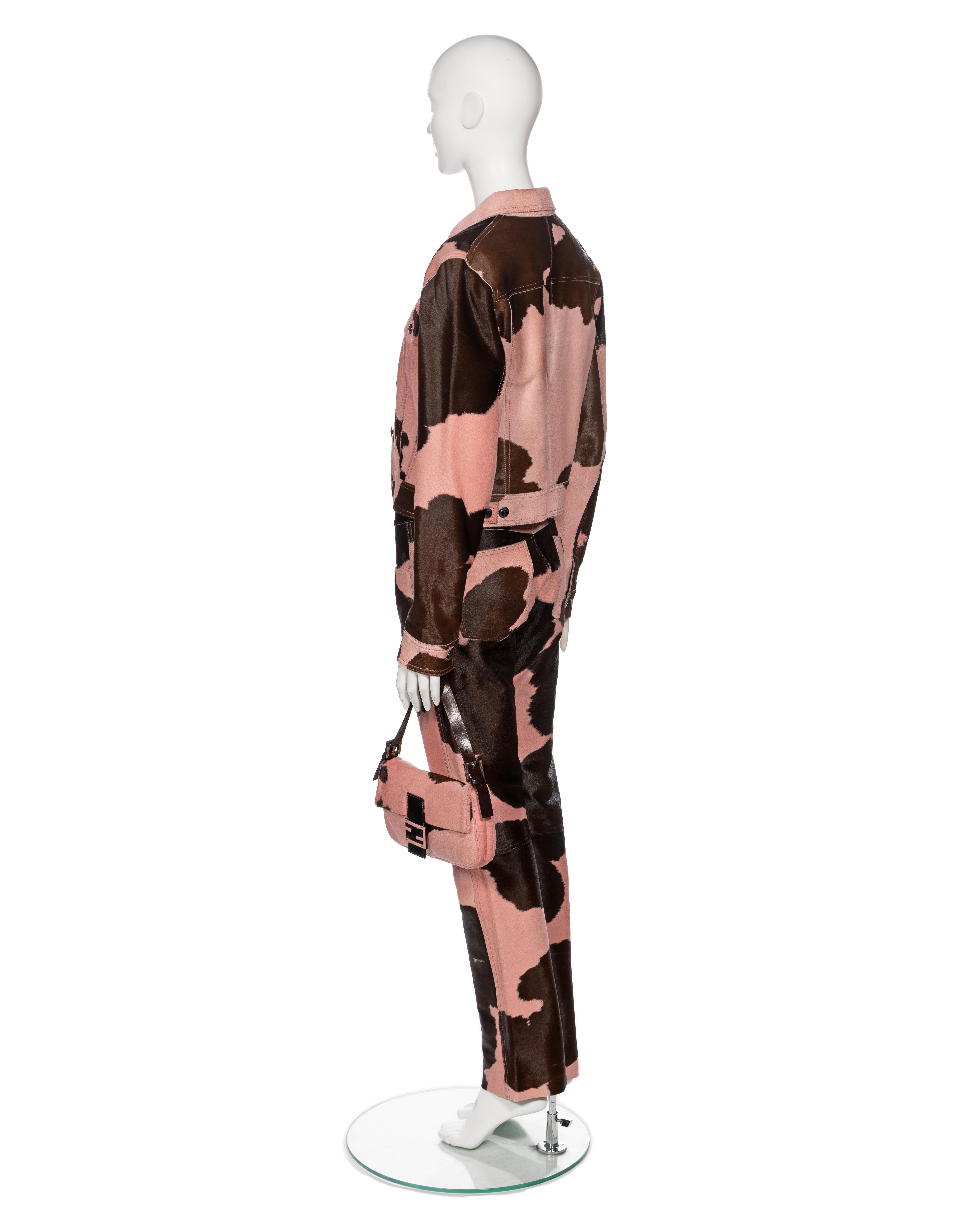 Fendi by Karl Lagerfeld Giacca, pantaloni e borsa Baguette in pelle di mucca rosa, FW 1999 in vendita 3
