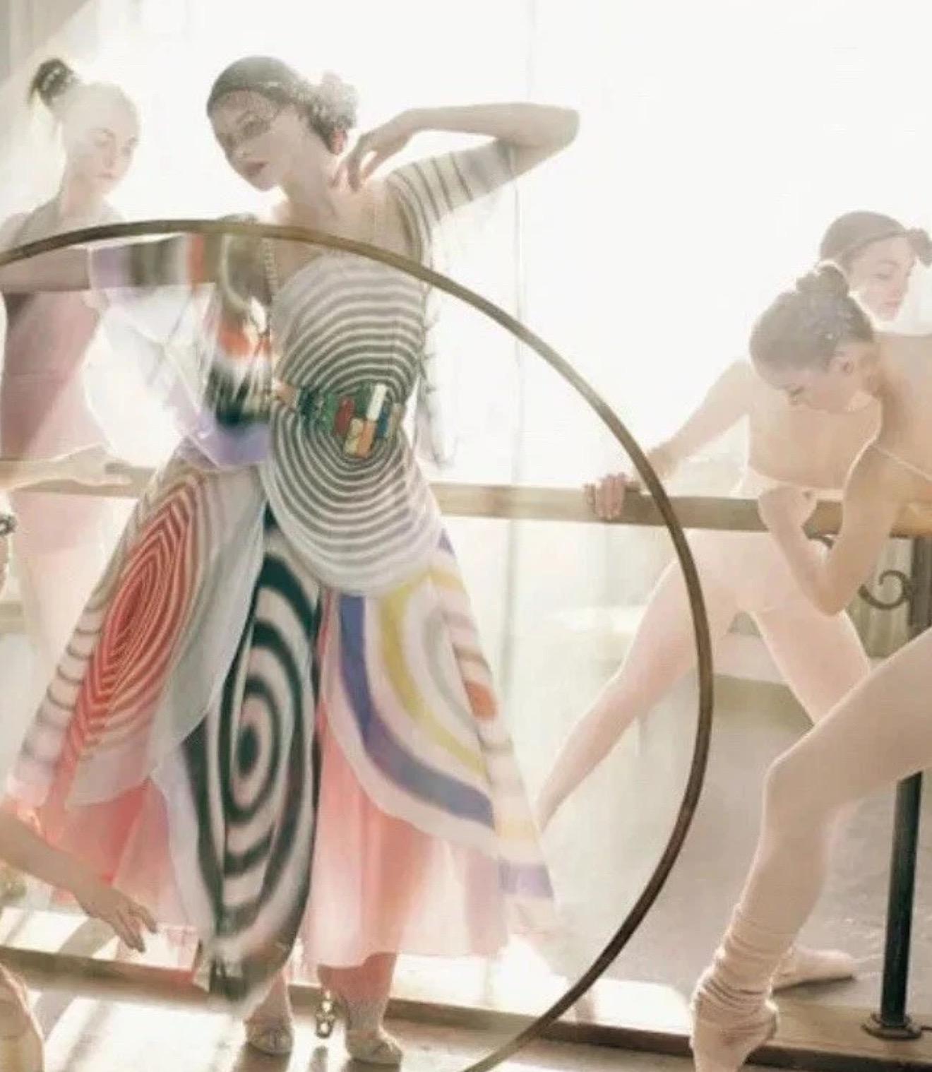 Un completo da collezione della indimenticabile collezione primavera/estate 2008 di Fendi, disegnata da Karl Lagerfeld e presentata nell'iconica Grande Muraglia Cinese.
Questo abbinamento combina il look 19, un abito midi in seta con motivi