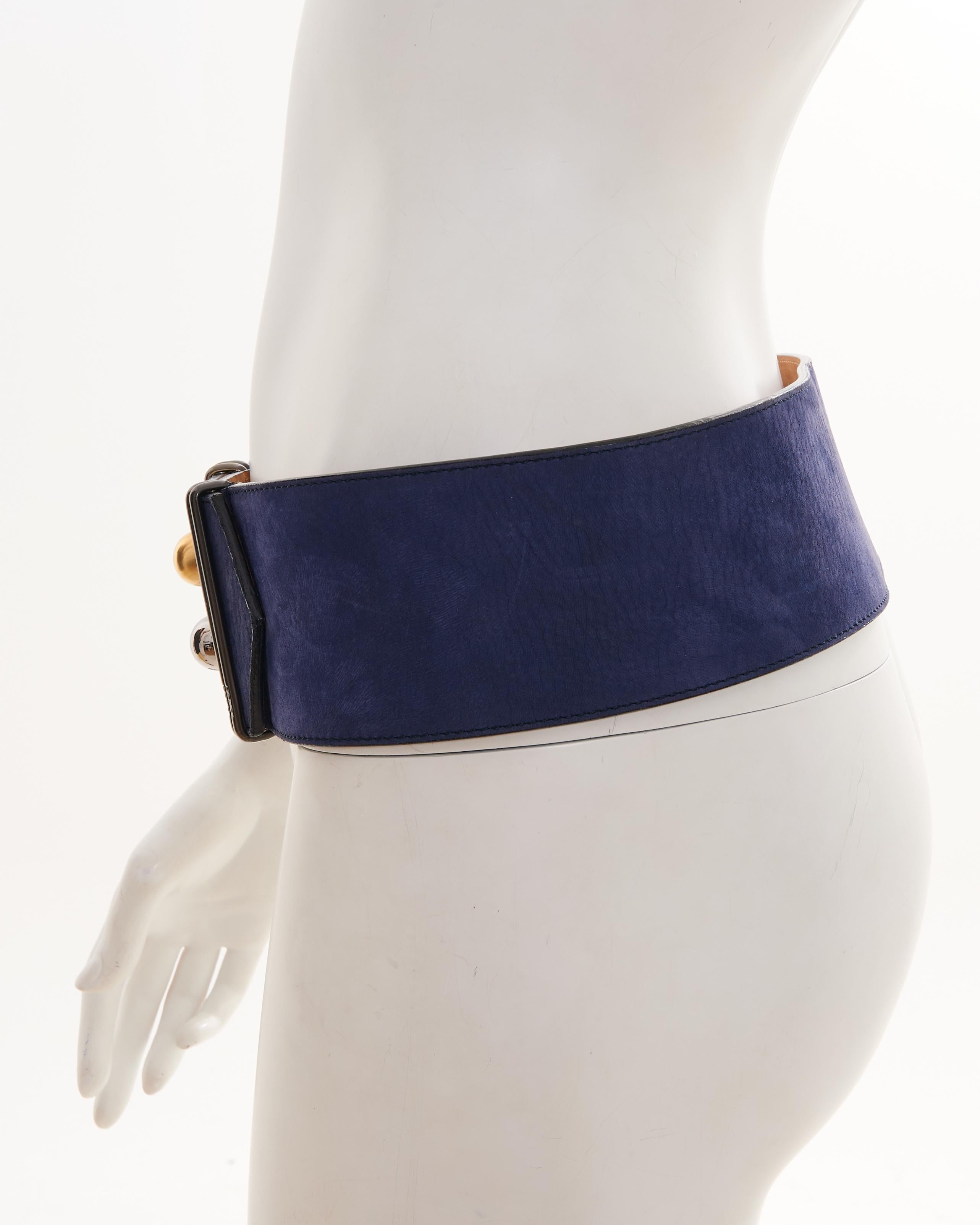 - Designed by Karl Lagerfield
- Sold by Skof.Archive
- Early 00's
- Blue Belt
- Gold and silver details
- Excellent Condition
- Made in Italy
- Materiels: Leather
- Size: S-M
- Measurements: 80 cm / 32 in