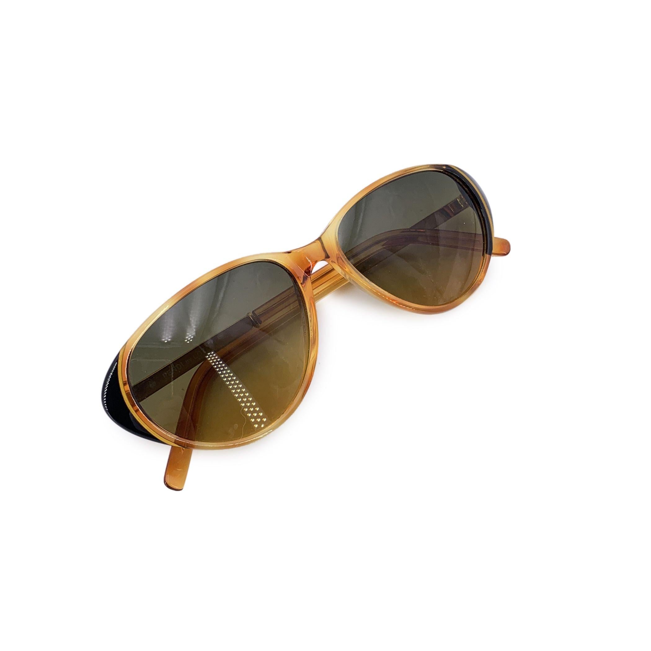 Mélange audacieux d'art italien et de glamour du début des années 90, ces lunettes de soleil vintage Fendi by Lozza - modèle FV 100 - sont une véritable pièce de collection. La monture en acétate transparent beige et noir évoque les ciels d'été et