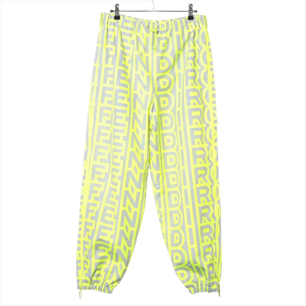 Le pantalon jaune Tech Fabric Limited Edition de Fendi by Marc Jacobs est une pièce audacieuse qui allie streetwear contemporain et artisanat de luxe. Confectionné dans une étoffe technique de haute qualité, ce pantalon arbore le logo FENDI ROMA