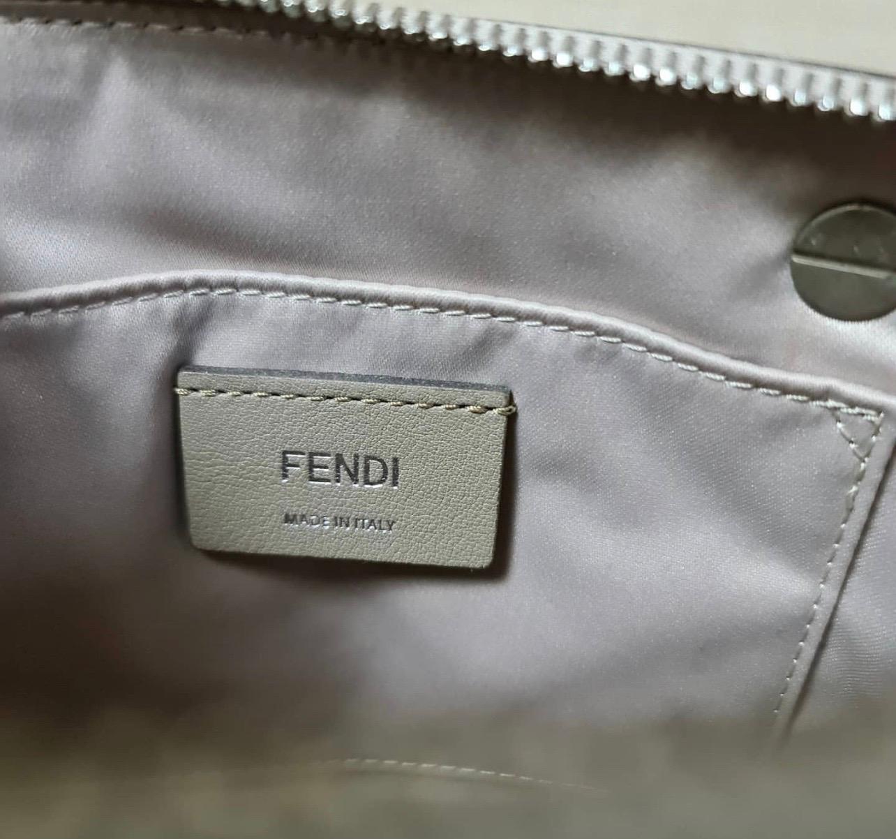 Fendi By The Way Mini-Umhängetasche aus Leder mit Lederverzierung im Angebot 3