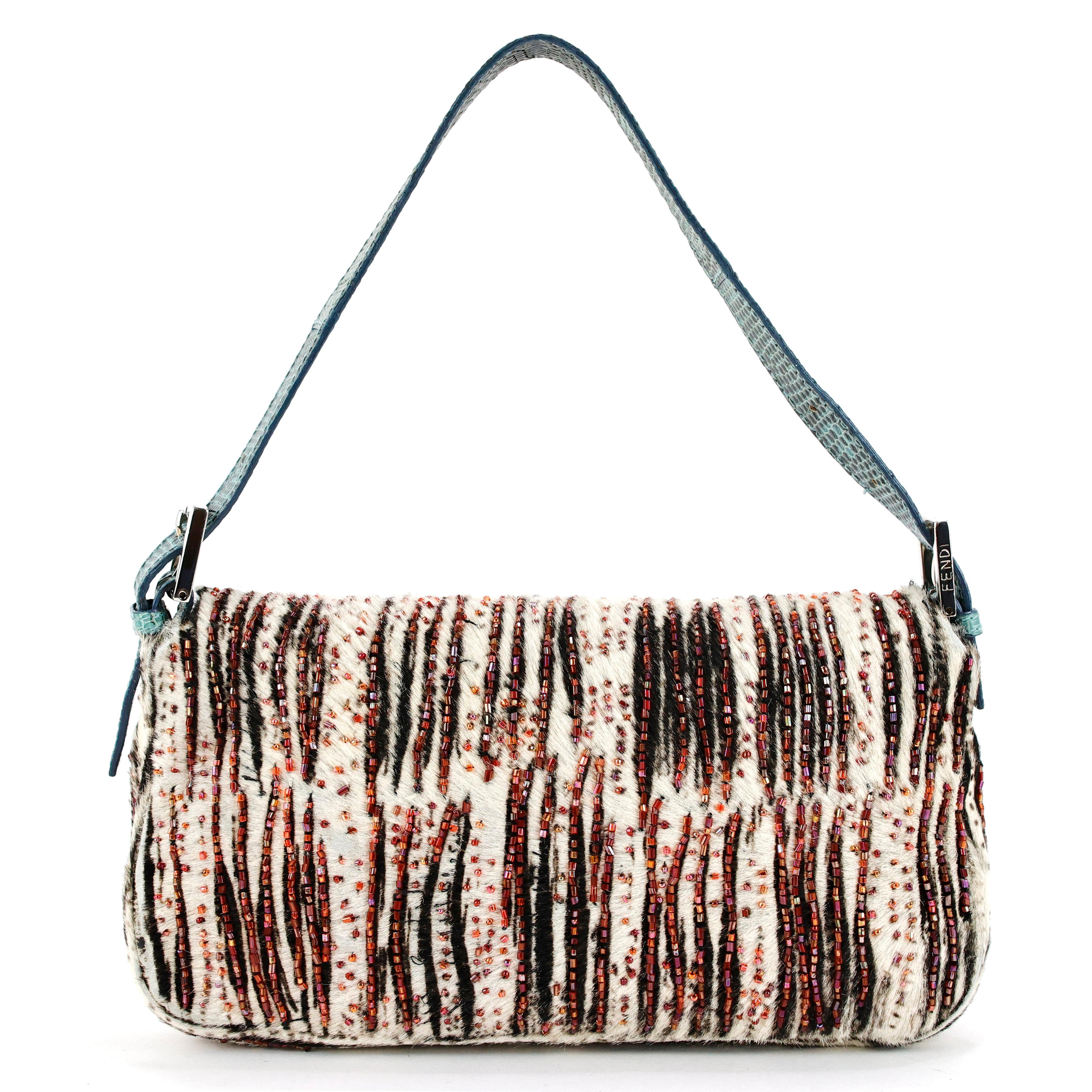 Rare Baguette Fendi en cuir de veau imprimé zébré et lézard turquoise, mini perles de pierre multicolores.

Condit :
Bien. A noter : quelques pierres manquantes.

Emballage/accessoires :
Sac à poussière.

Mesures :
26cm x 14cm x 4cm