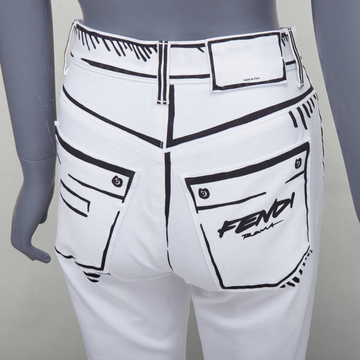 FENDI California Sky Joshua Vides white trompe loeil illustration jeans IT38 XS
Reference: MECG/A00130
Brand: Fendi
Collection: 2020 Joshua Vides
Material: Cotton, Blend
Color: White, Black
Pattern: Solid
Closure: Zip Fly
Extra Details: Five-pocket