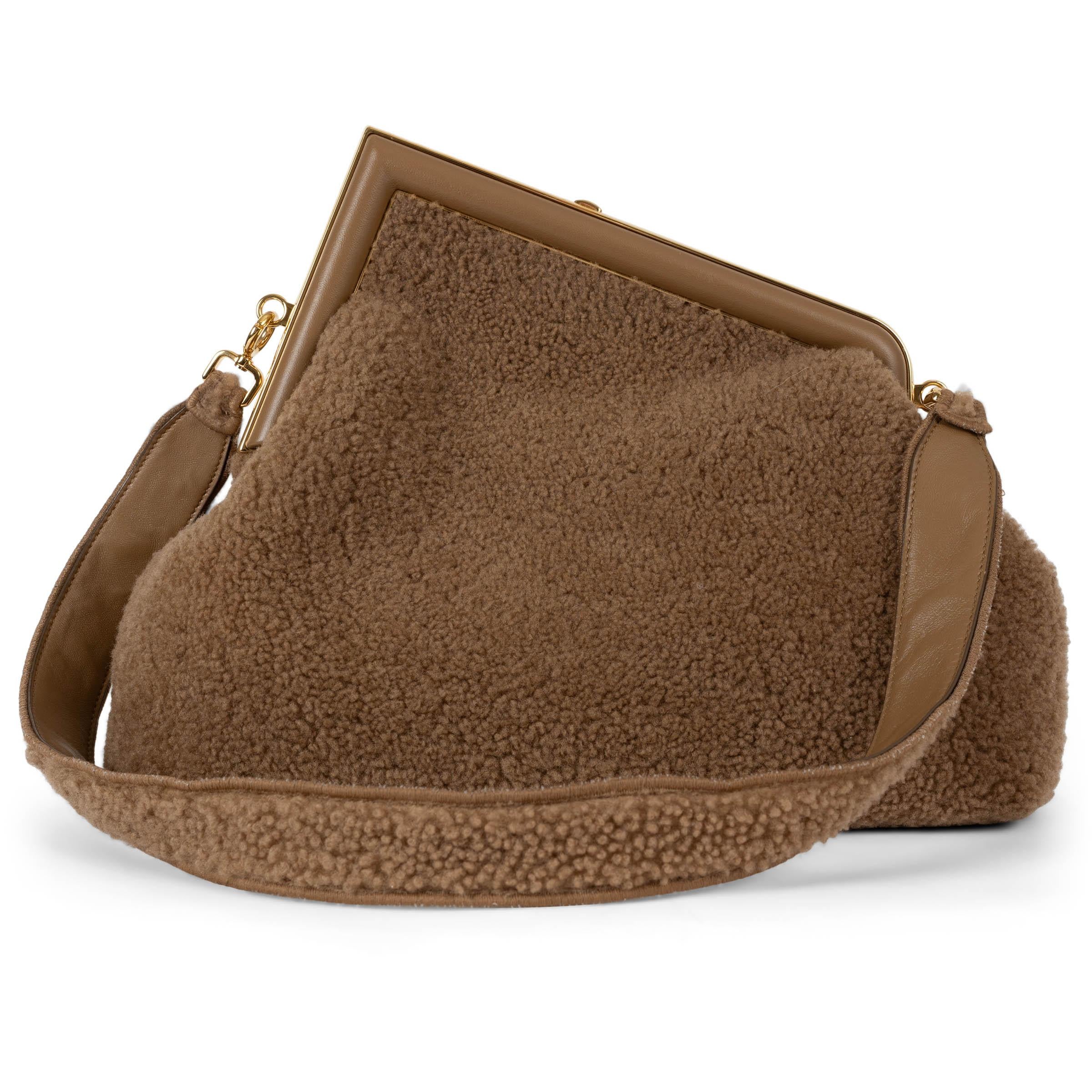 FENDI camelbraun 2021 FRIST MEDIUM SHEARLING Umhängetasche (Braun) im Angebot