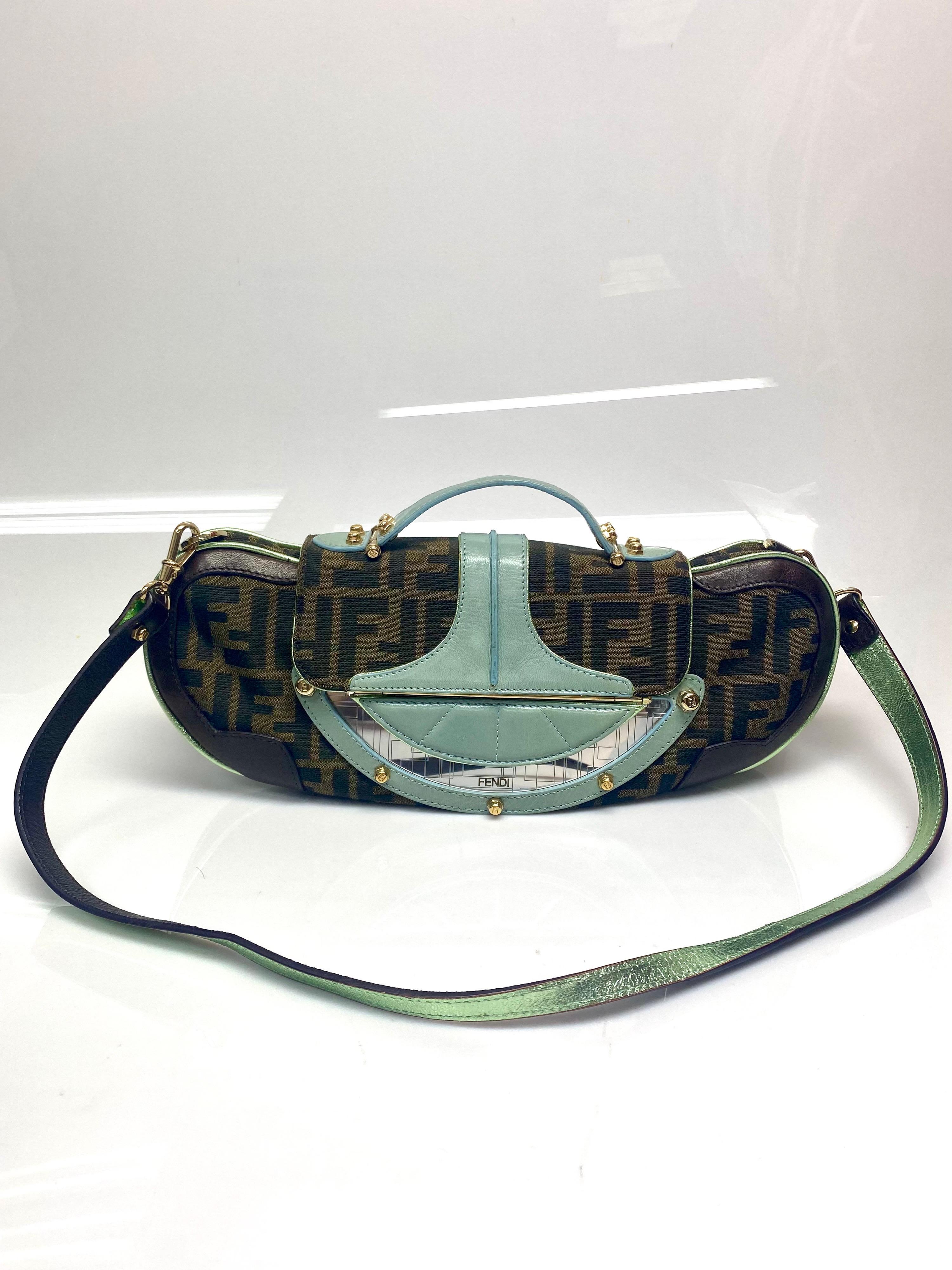 Sac à main Fendi Canvas Vanity Mirror Clutch. Ce magnifique sac excentrique de Fendi est une pièce classique avec une touche d'originalité. Avec la toile Fendi et des teintes d'aqua et de marron. Le sac peut être utilisé comme une pochette ou un sac